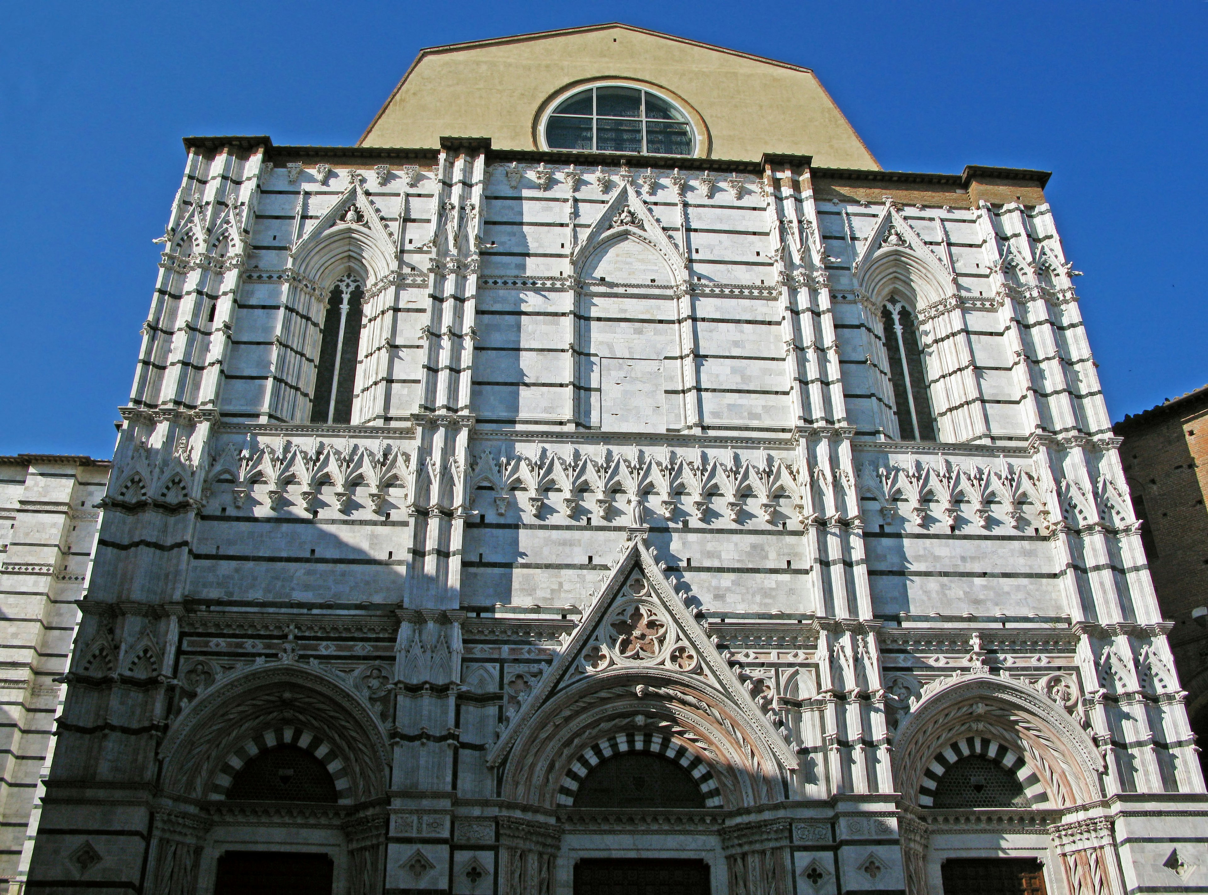 Extérieur d'une église avec une belle façade en marbre blanc