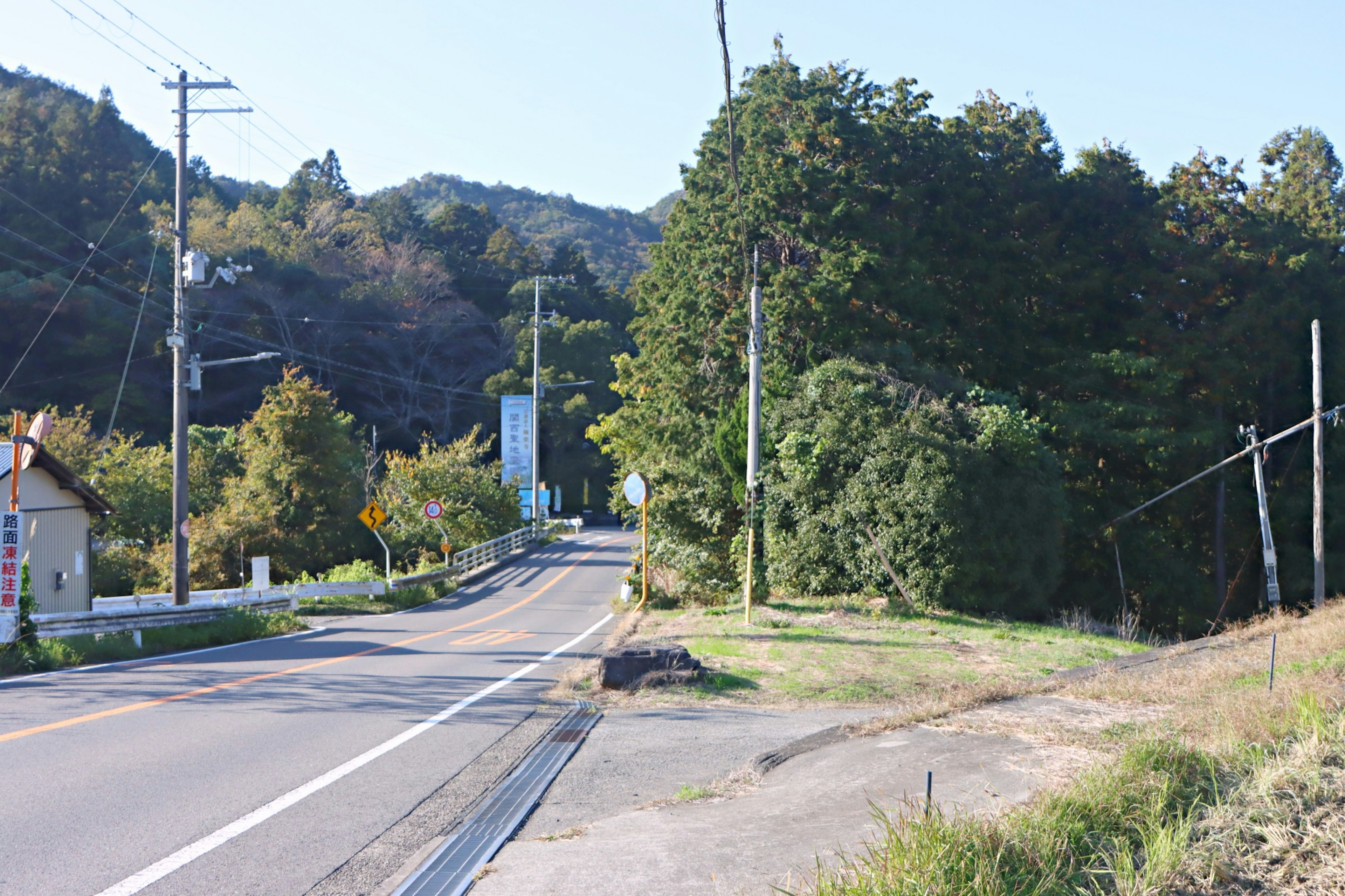 Quiet road surrounded by mountains and green trees