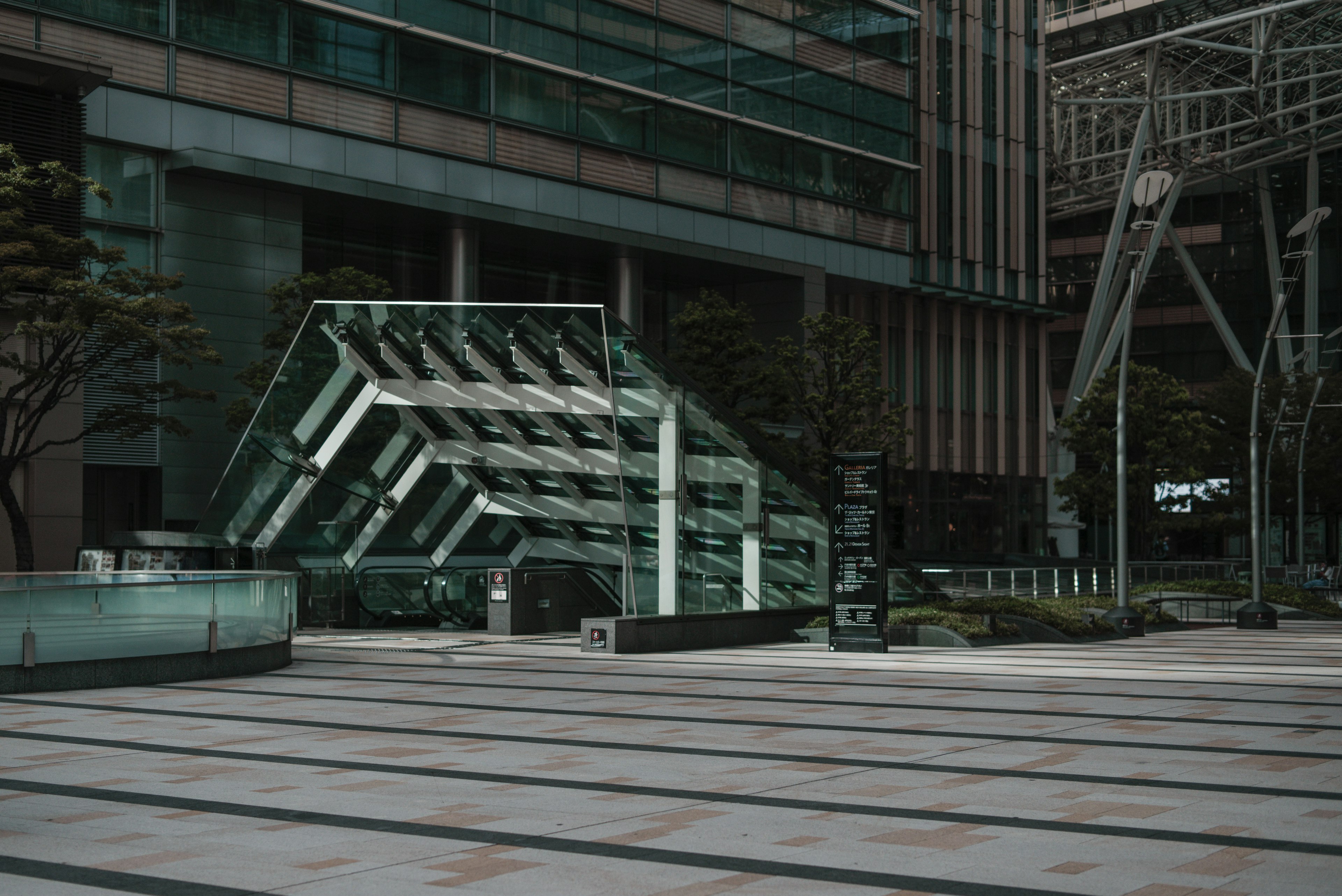 Exterior de un edificio moderno con área de escalera de vidrio