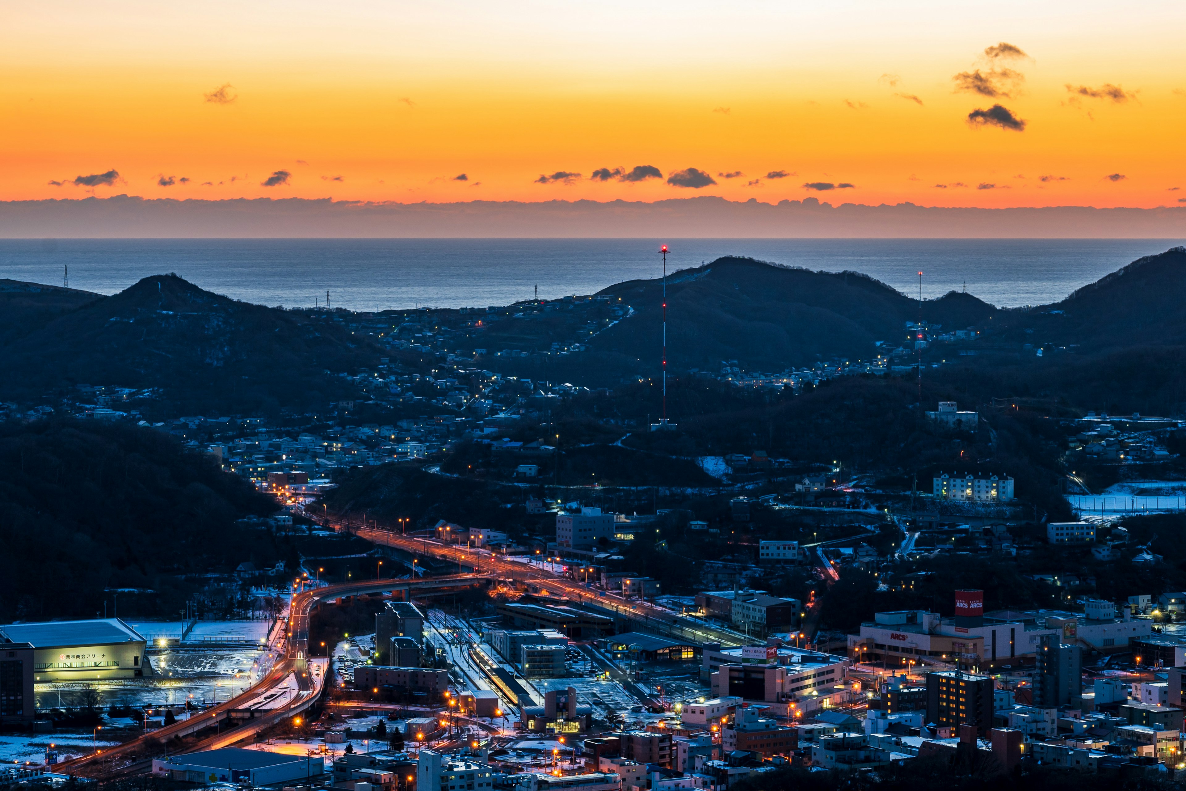 美しい夕焼けの空と都市の風景が広がる画像