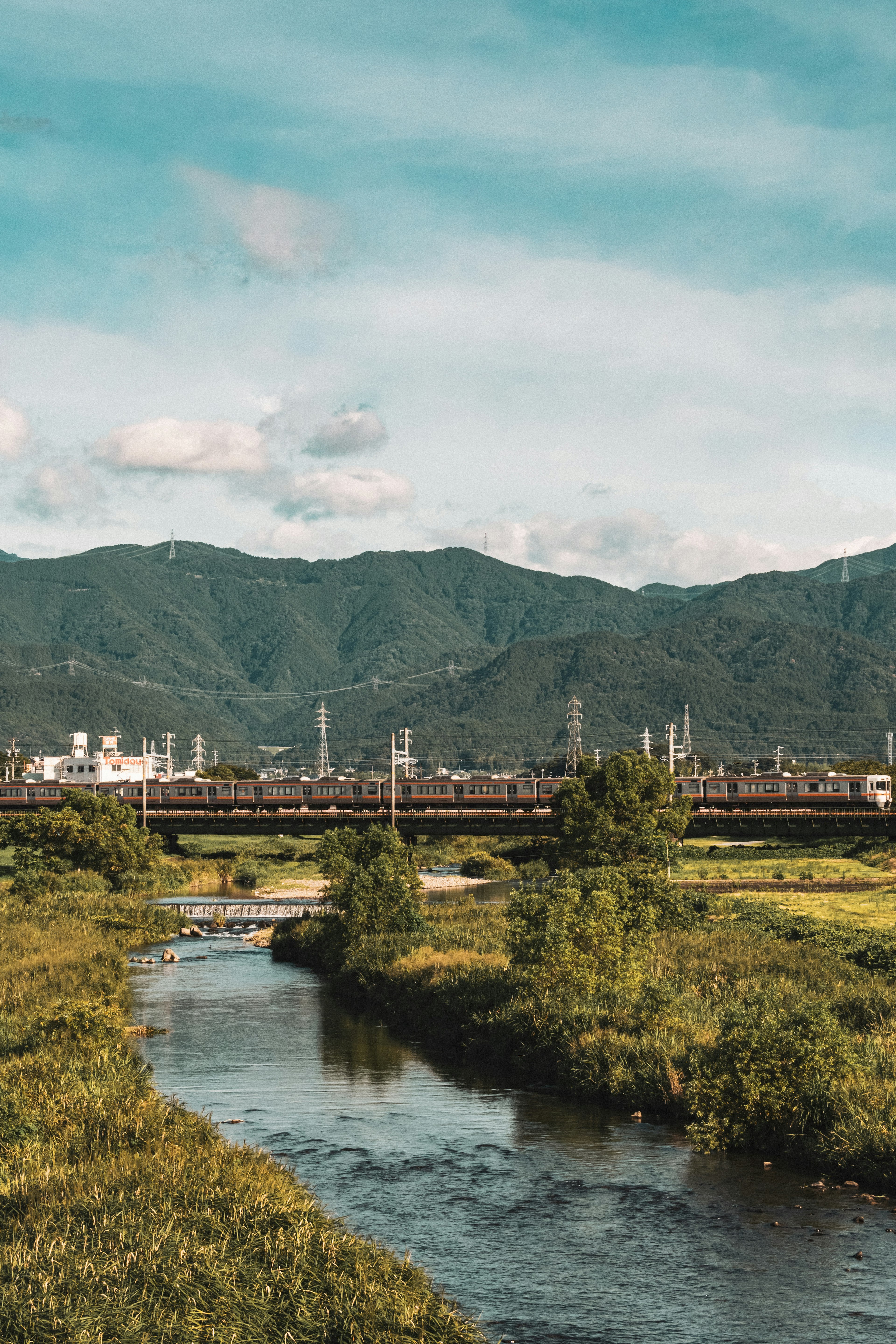 河川と山々の風景に沿った鉄道の景色