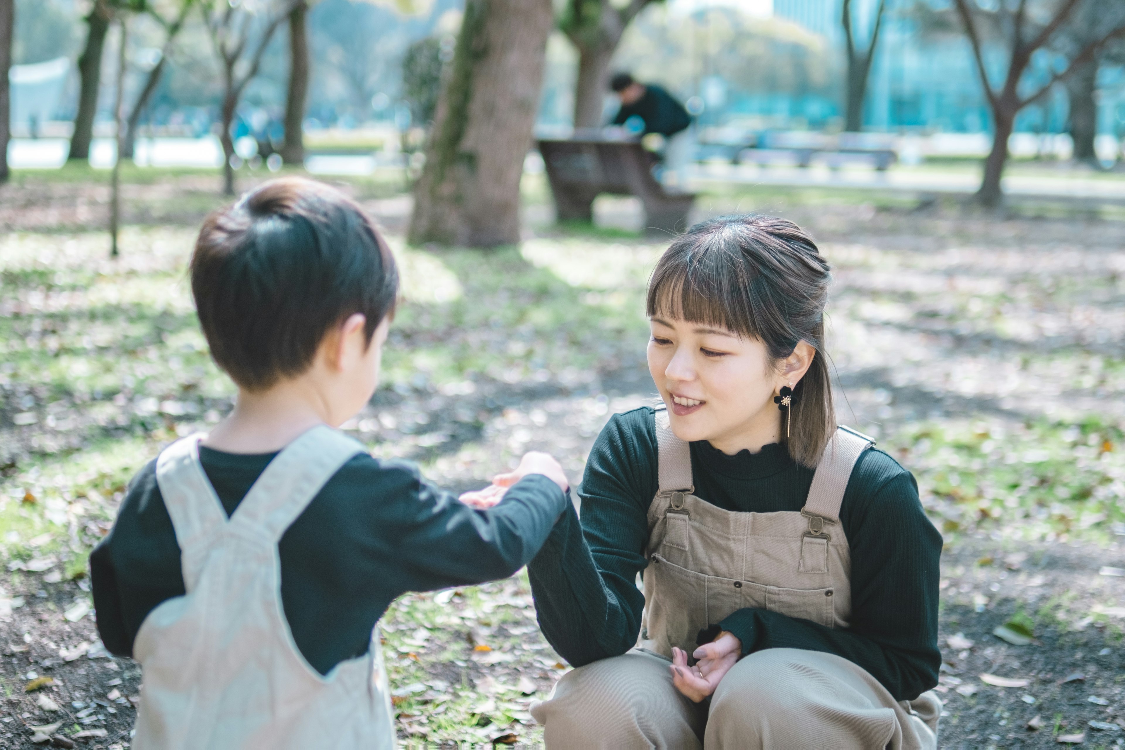 Mẹ và con tương tác trong công viên