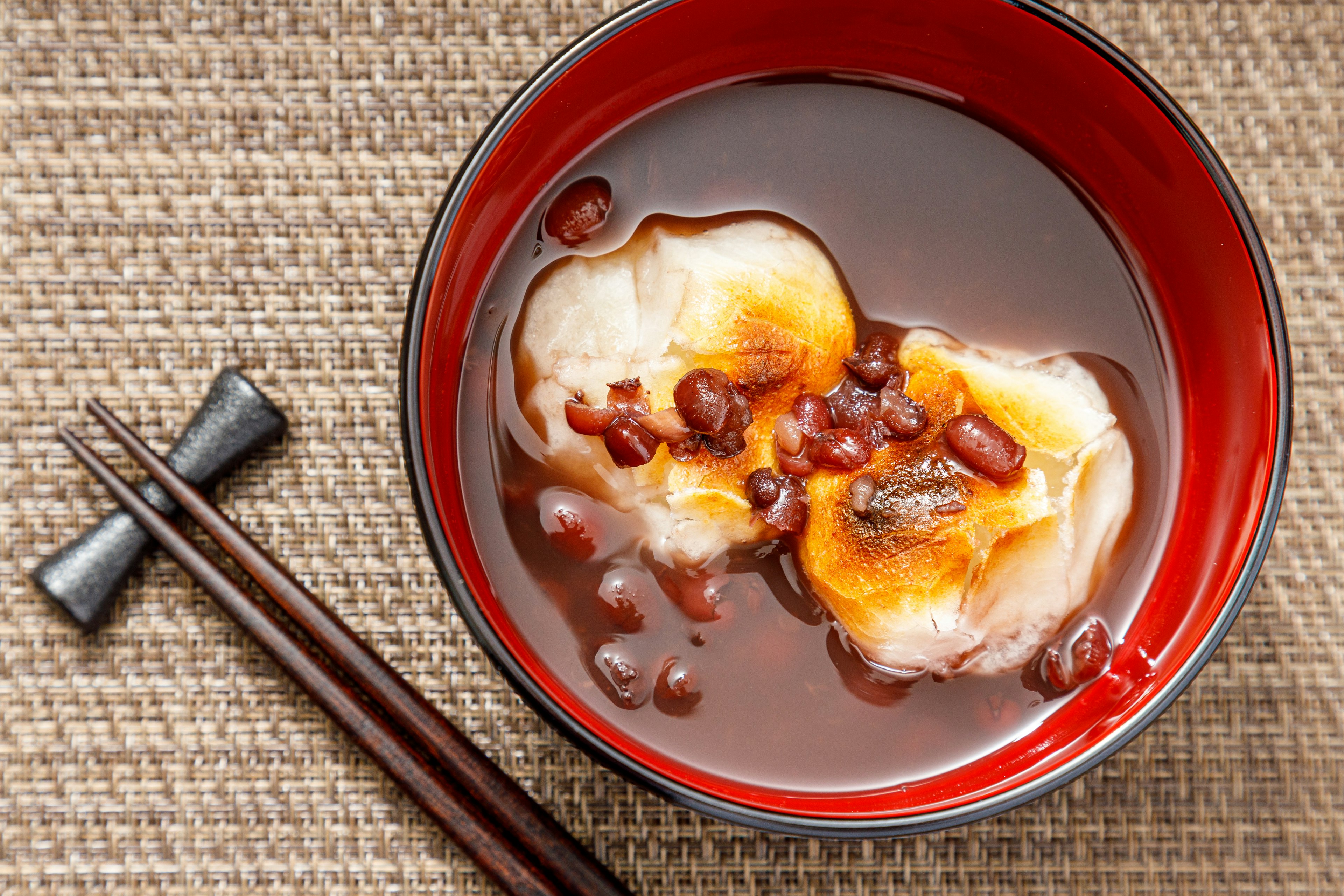 Mochi manis dengan pasta kacang merah dalam mangkuk merah