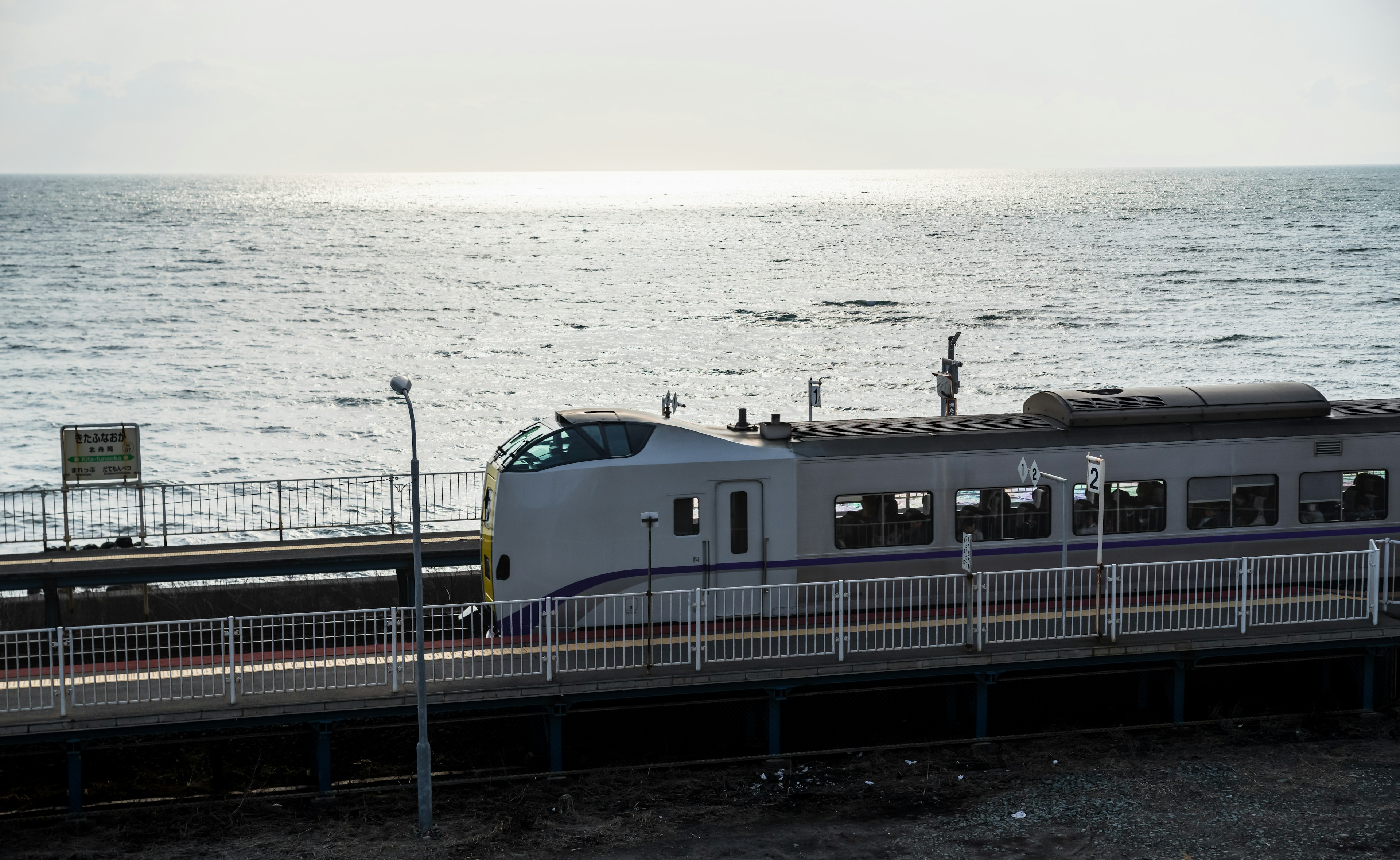 海邊行駛的白色火車的風景