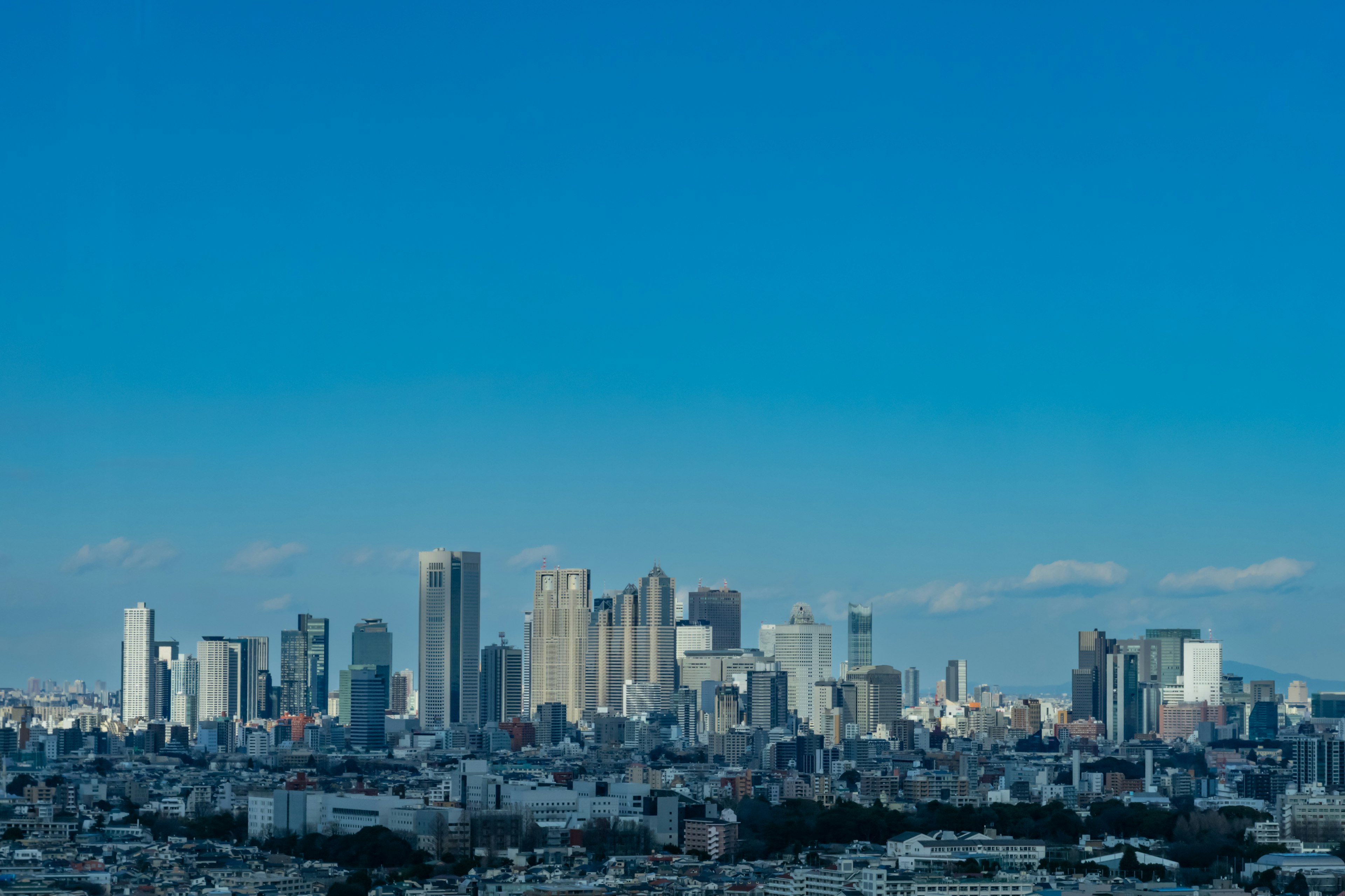 Skyline della città con grattacieli e cielo blu sereno