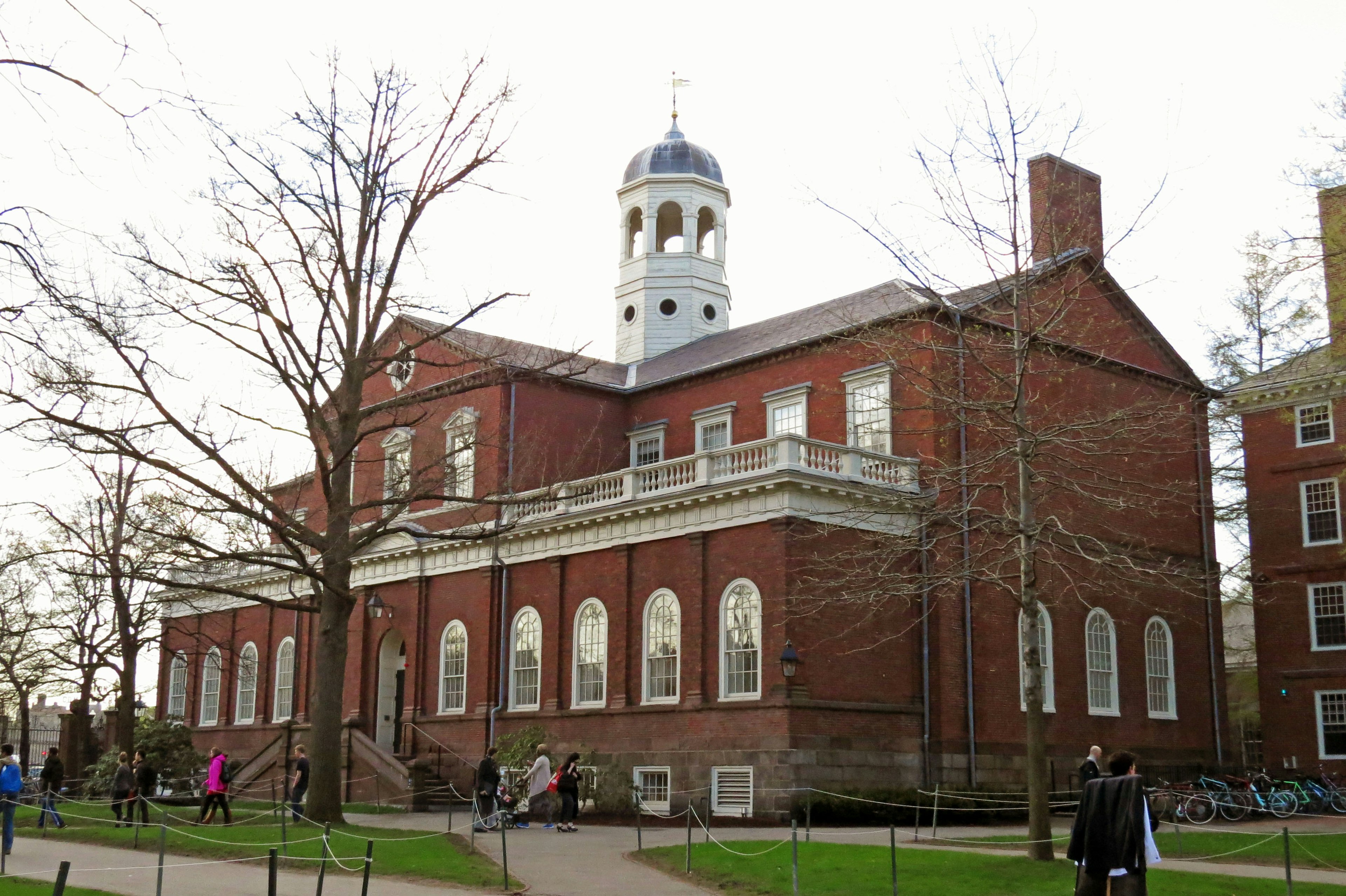 Edificio de ladrillo rojo con torre del reloj parte de la Universidad de Harvard