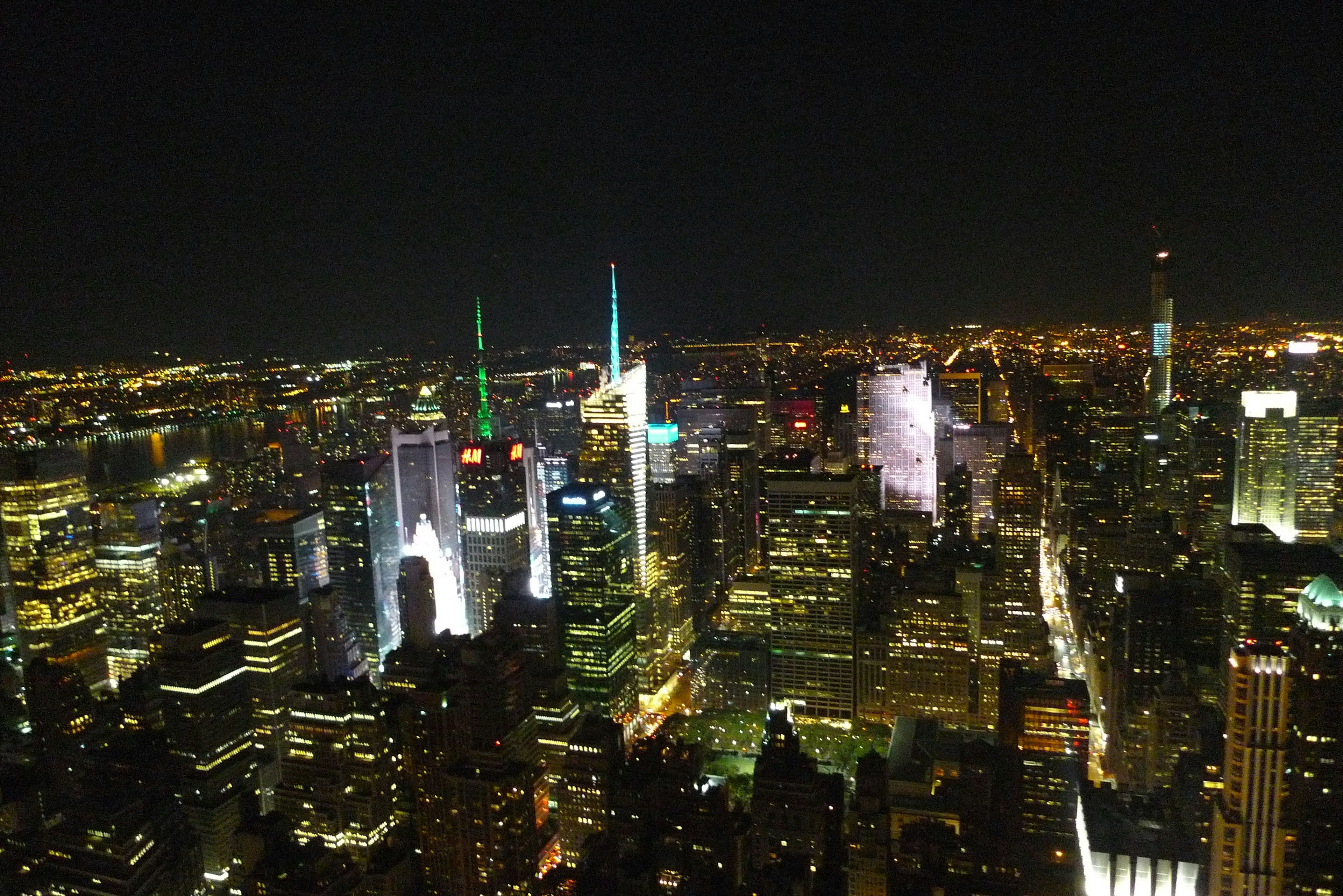 Pemandangan panorama kota New York di malam hari dengan gedung pencakar langit yang diterangi