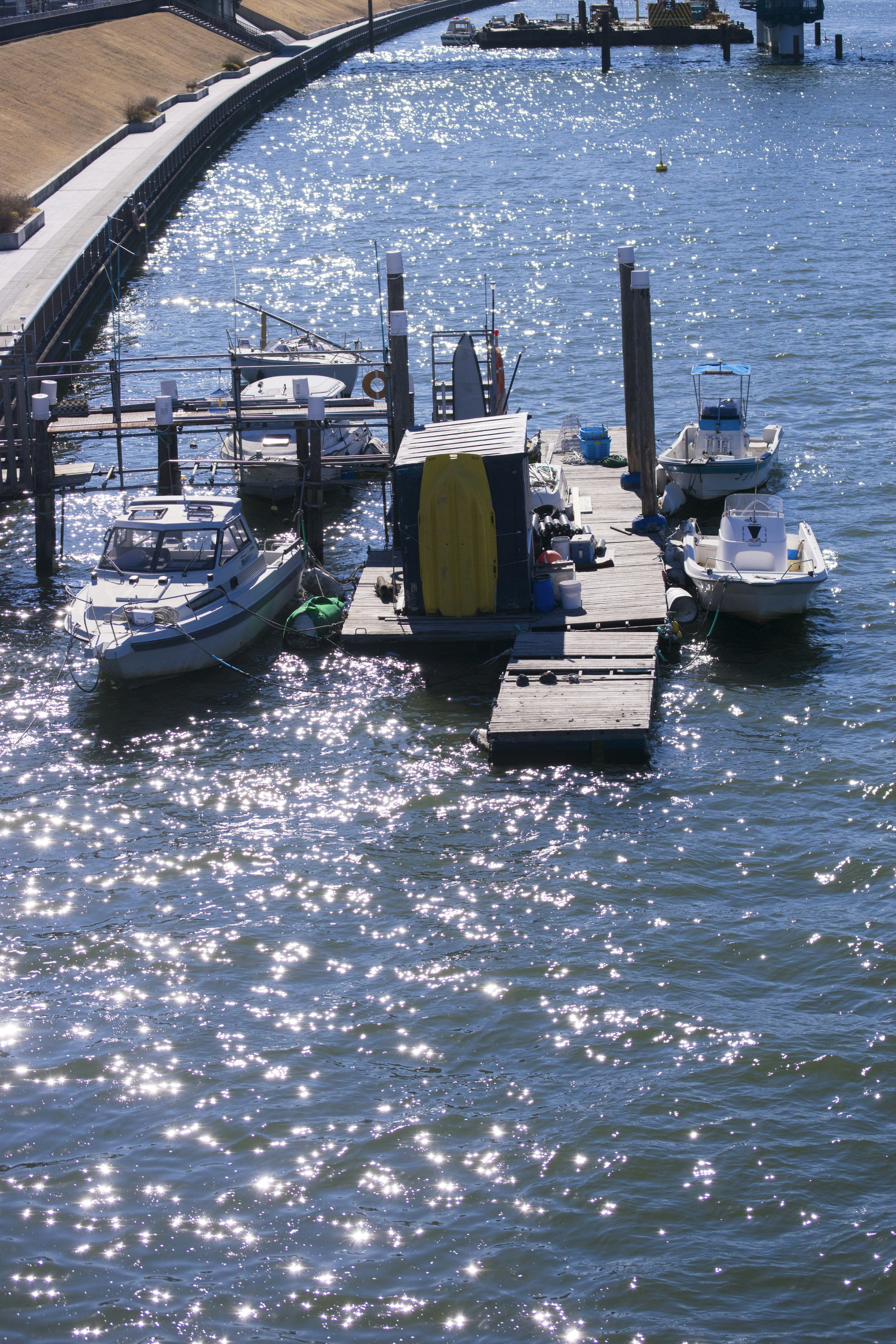 Una hermosa escena del puerto con agua brillante pequeños botes y un muelle