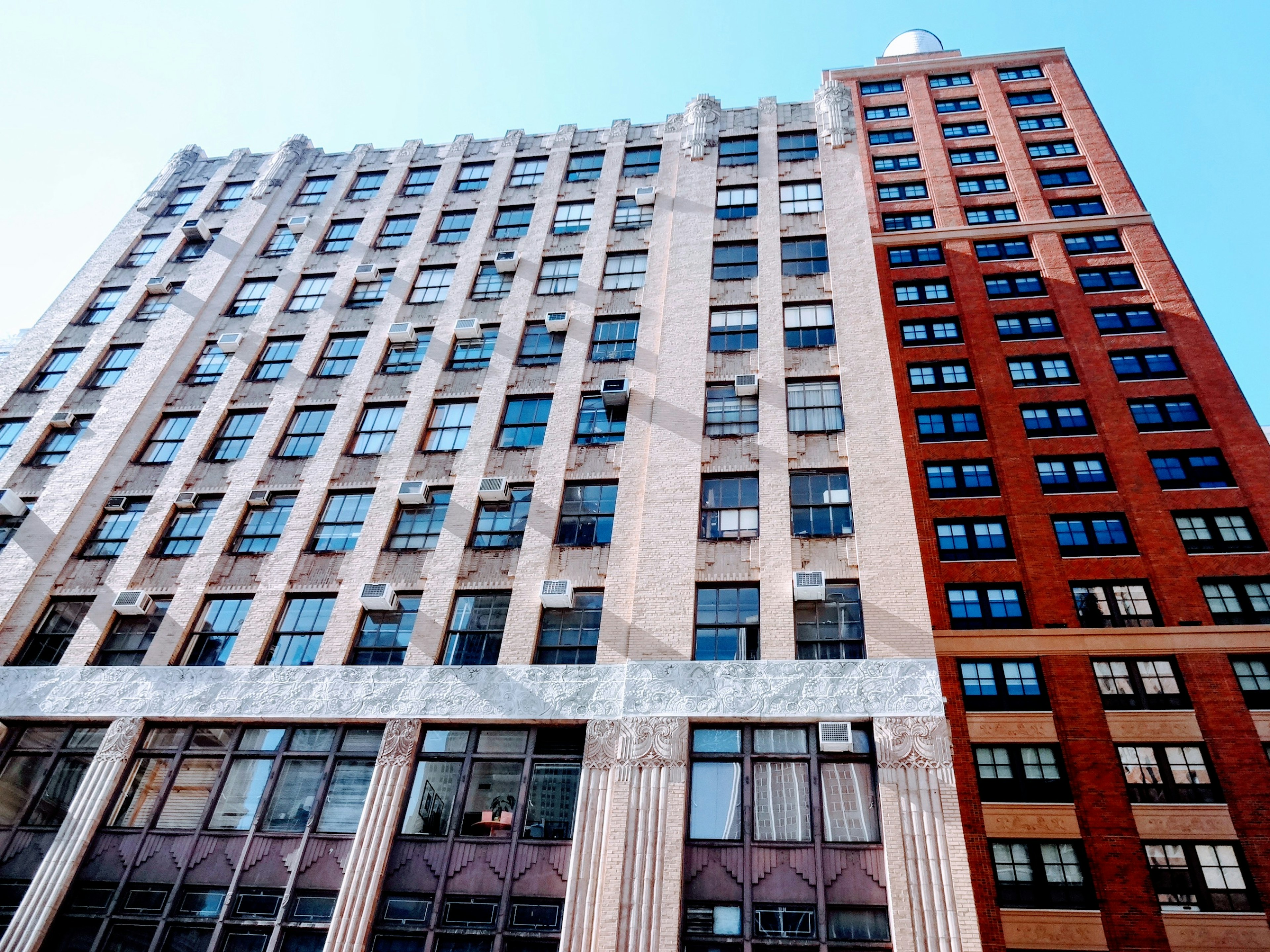 Photo d'un paysage urbain avec des façades de bâtiments distinctives