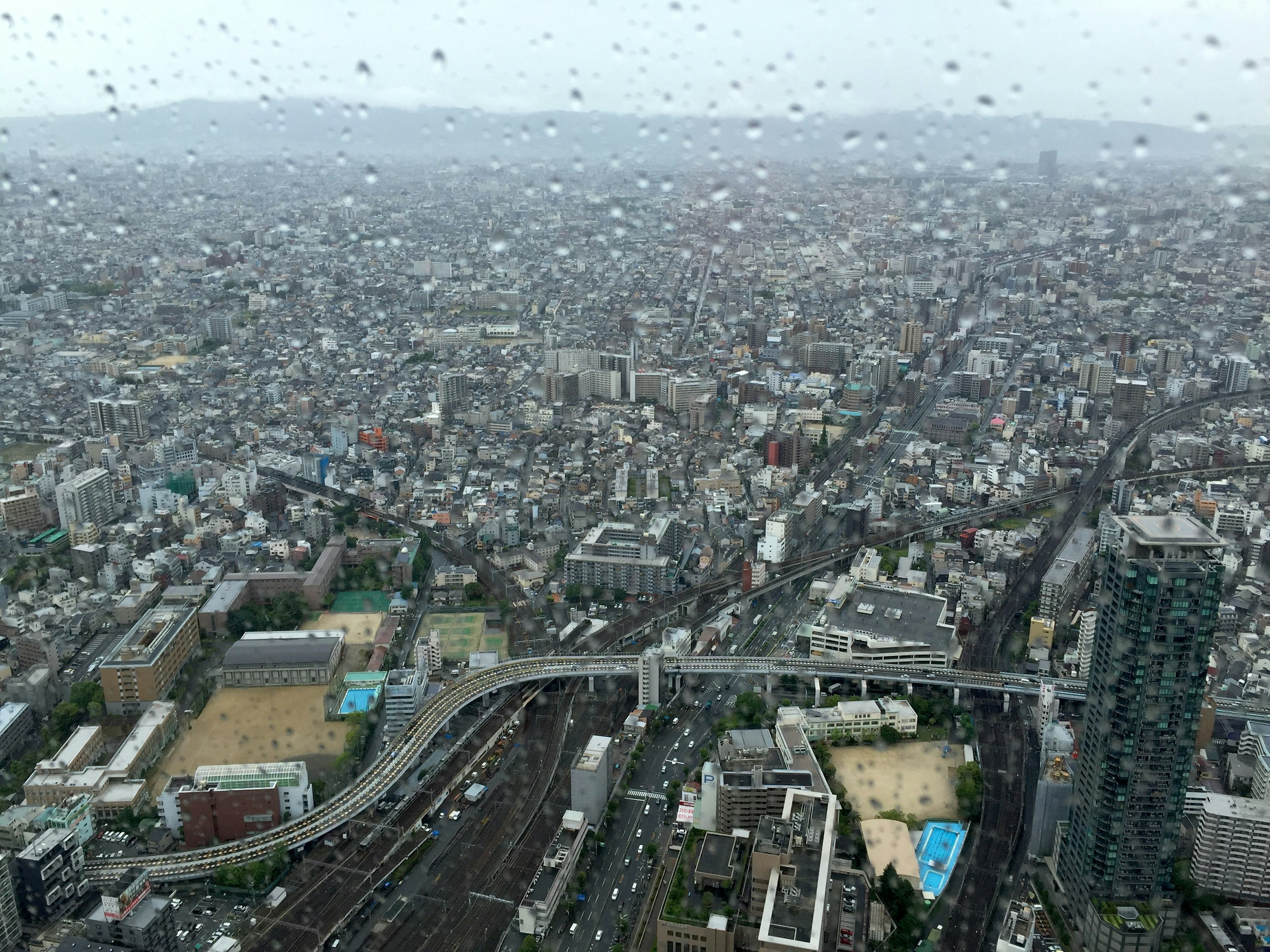 雨滴で覆われた都市のパノラマ風景