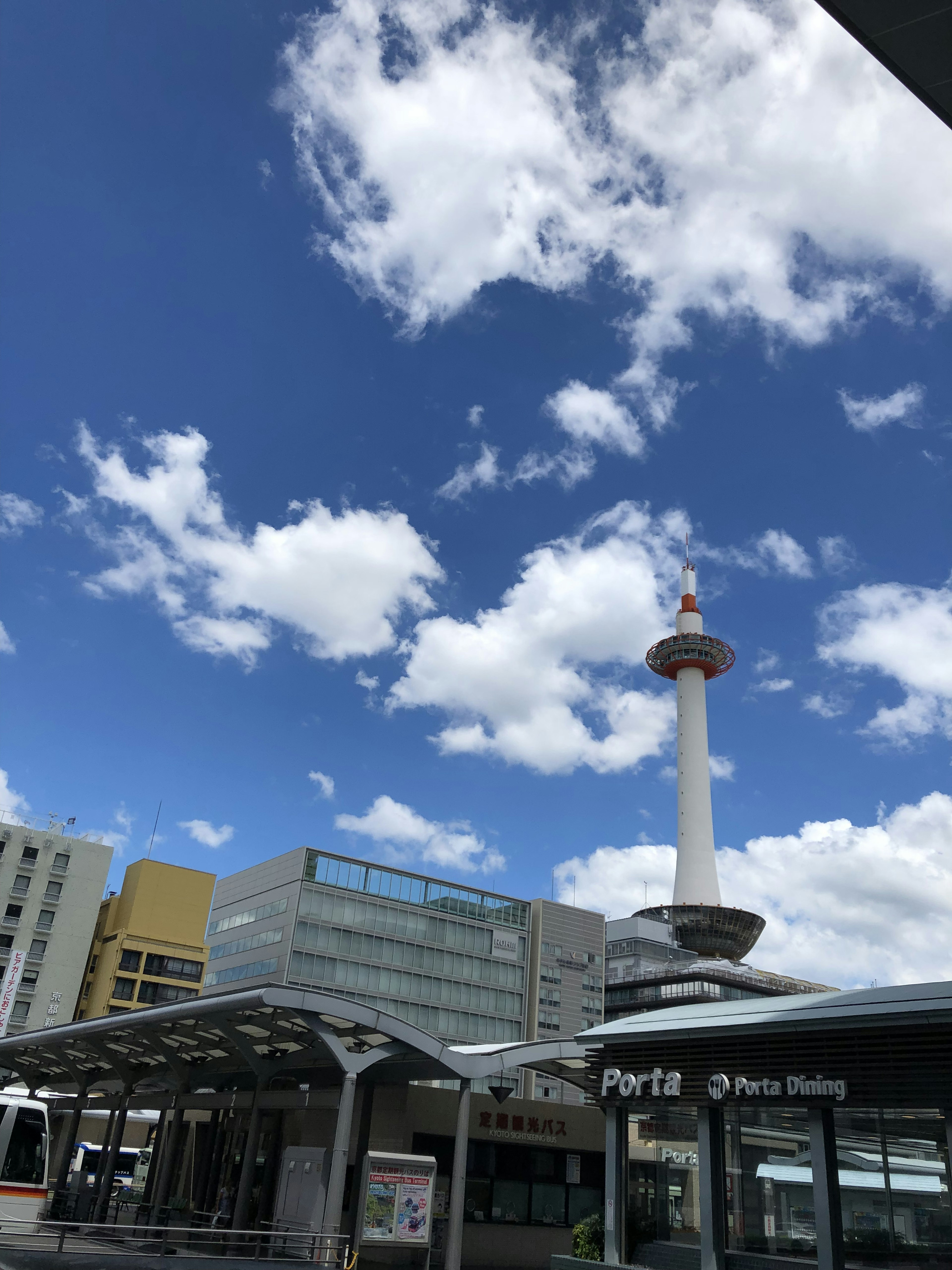 青空の下にある京都タワーと周辺の建物