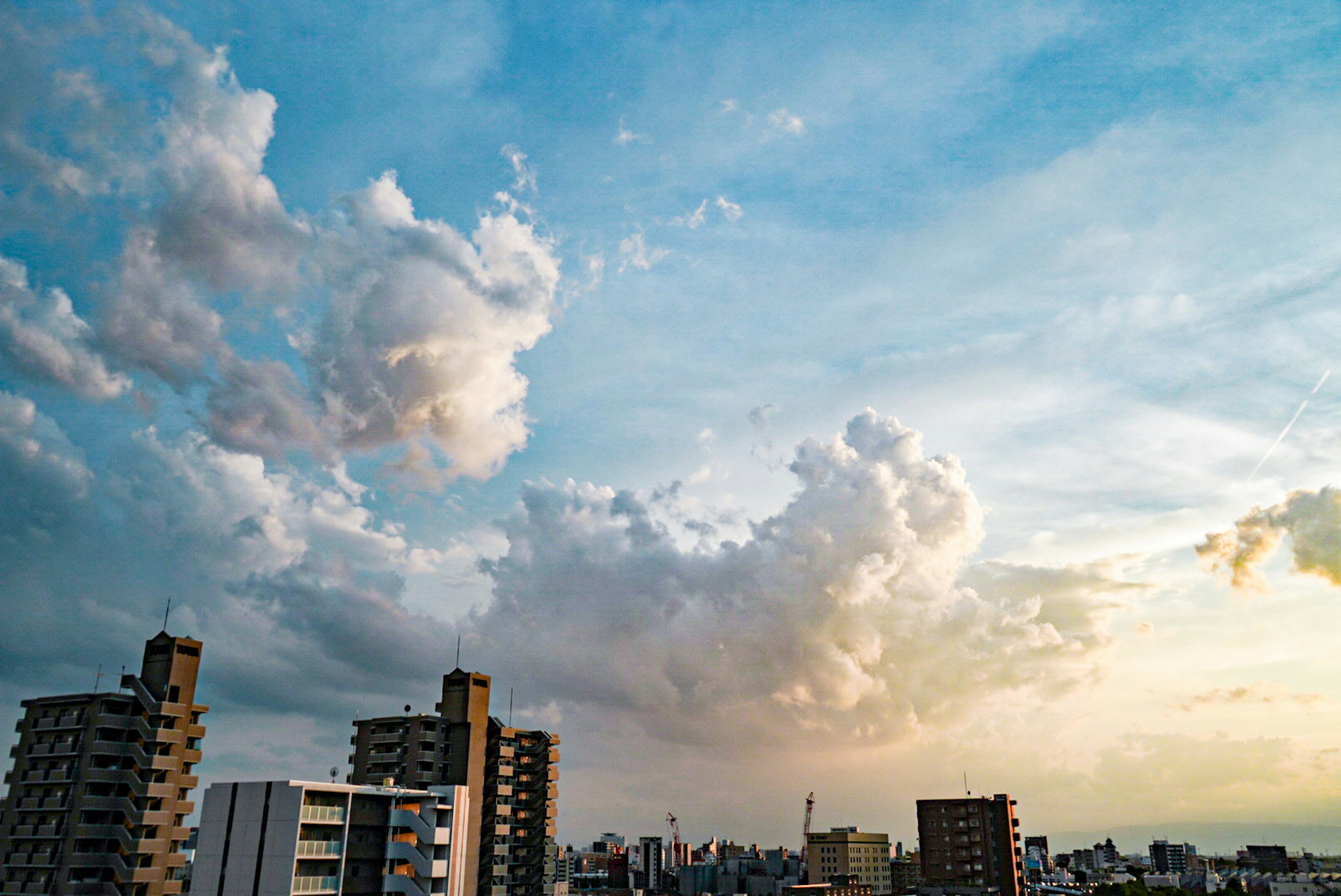 Skyline urbana con cielo blu e nuvole soffici