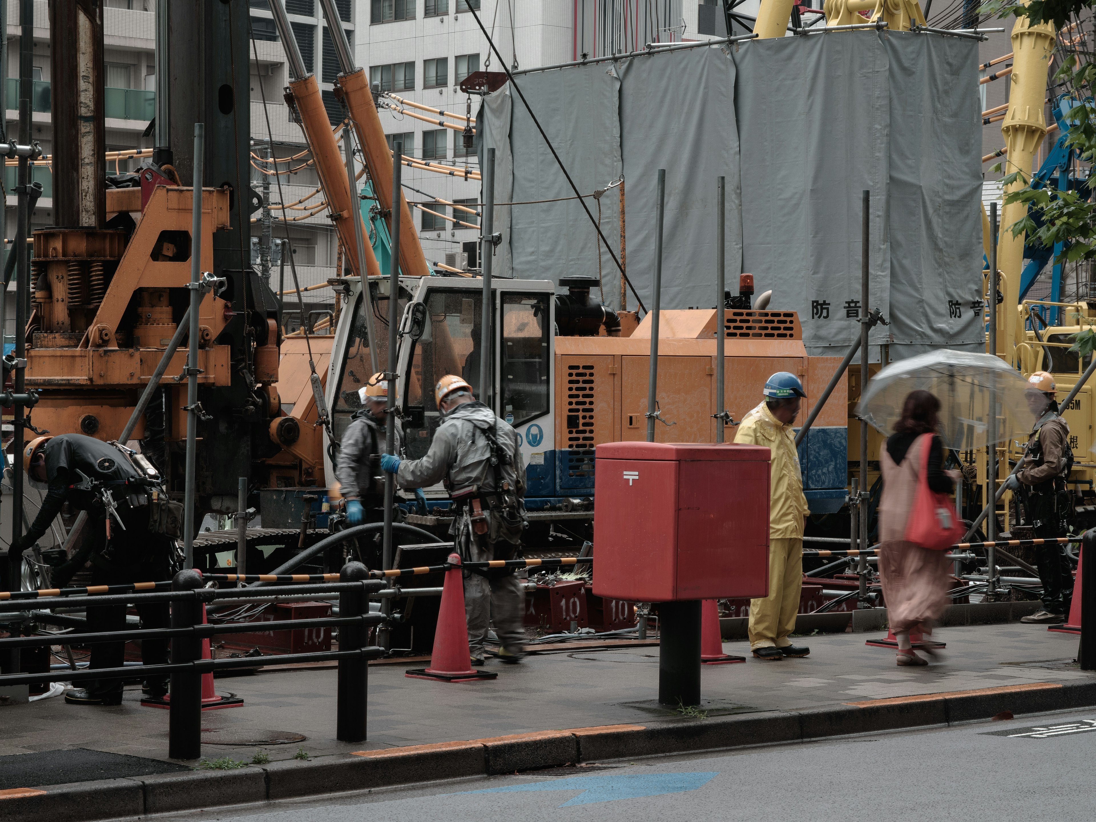 Escena urbana con trabajadores en un sitio de construcción y peatones