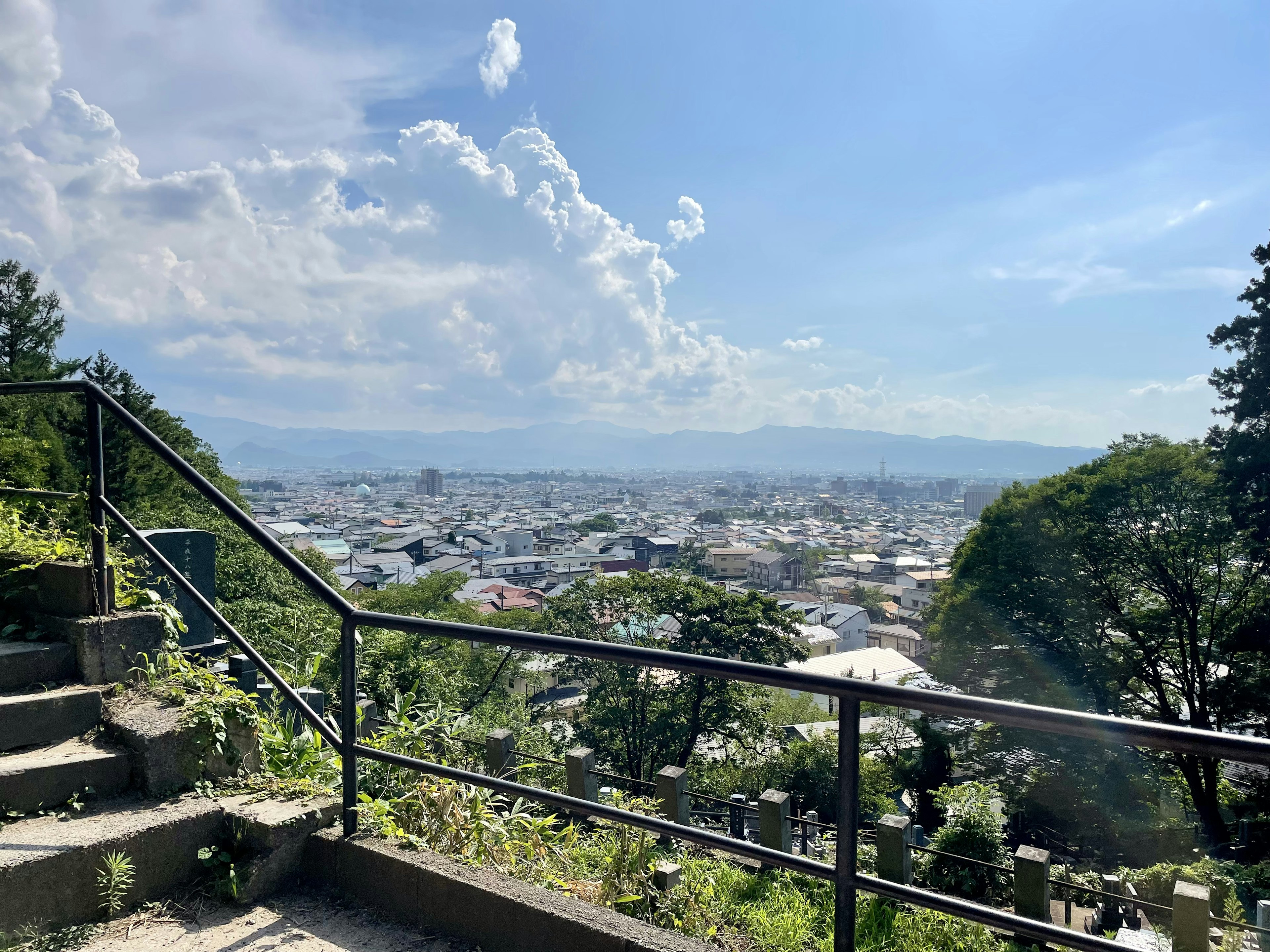 Pemandangan kota dari tangga dengan langit biru