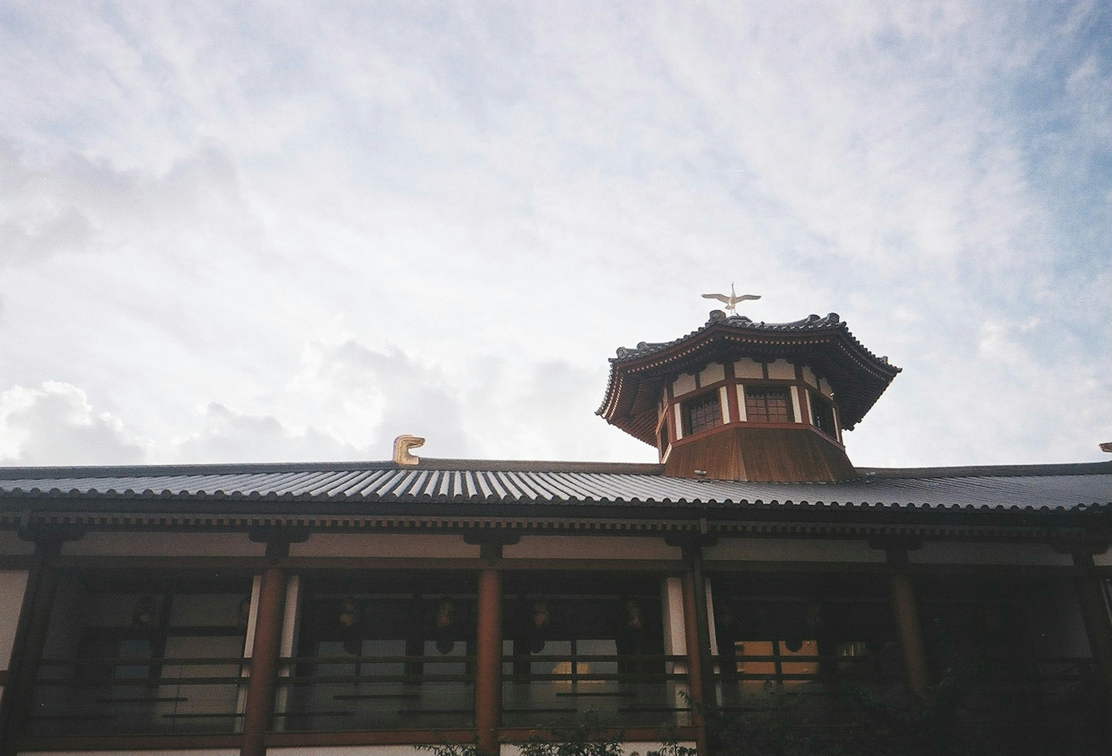 伝統的な建物の屋根と塔のデザインが特徴の風景