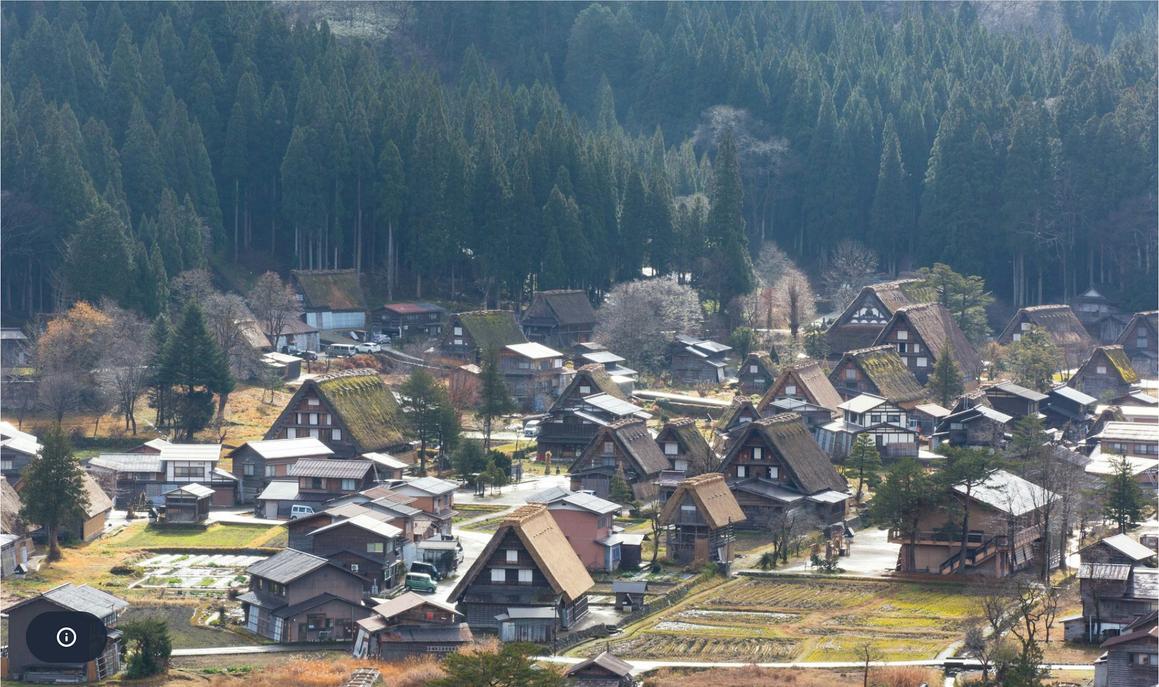 Vista escénica de un pueblo de montaña con casas tradicionales gassho-zukuri