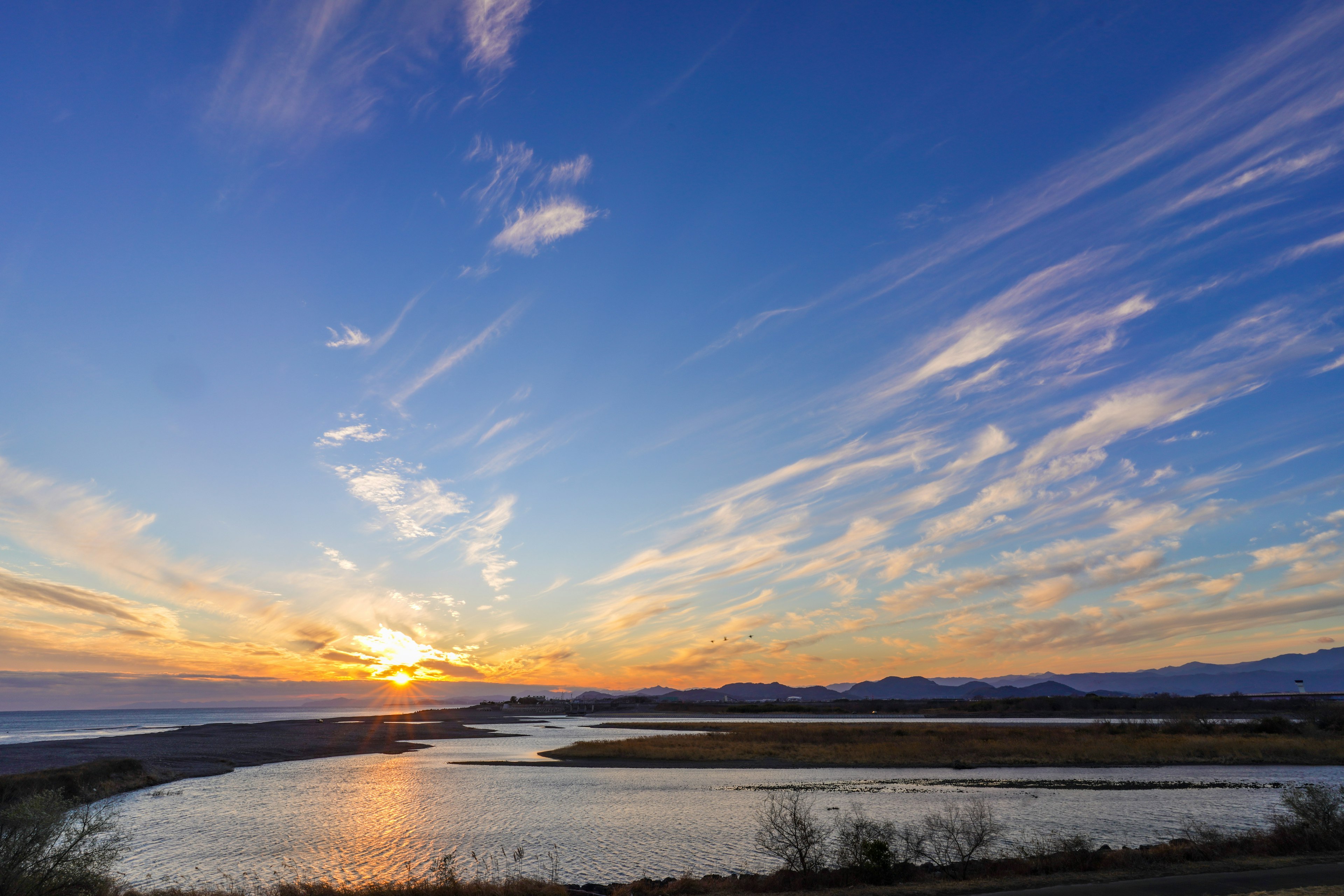 美しい夕焼けが広がる河川の風景