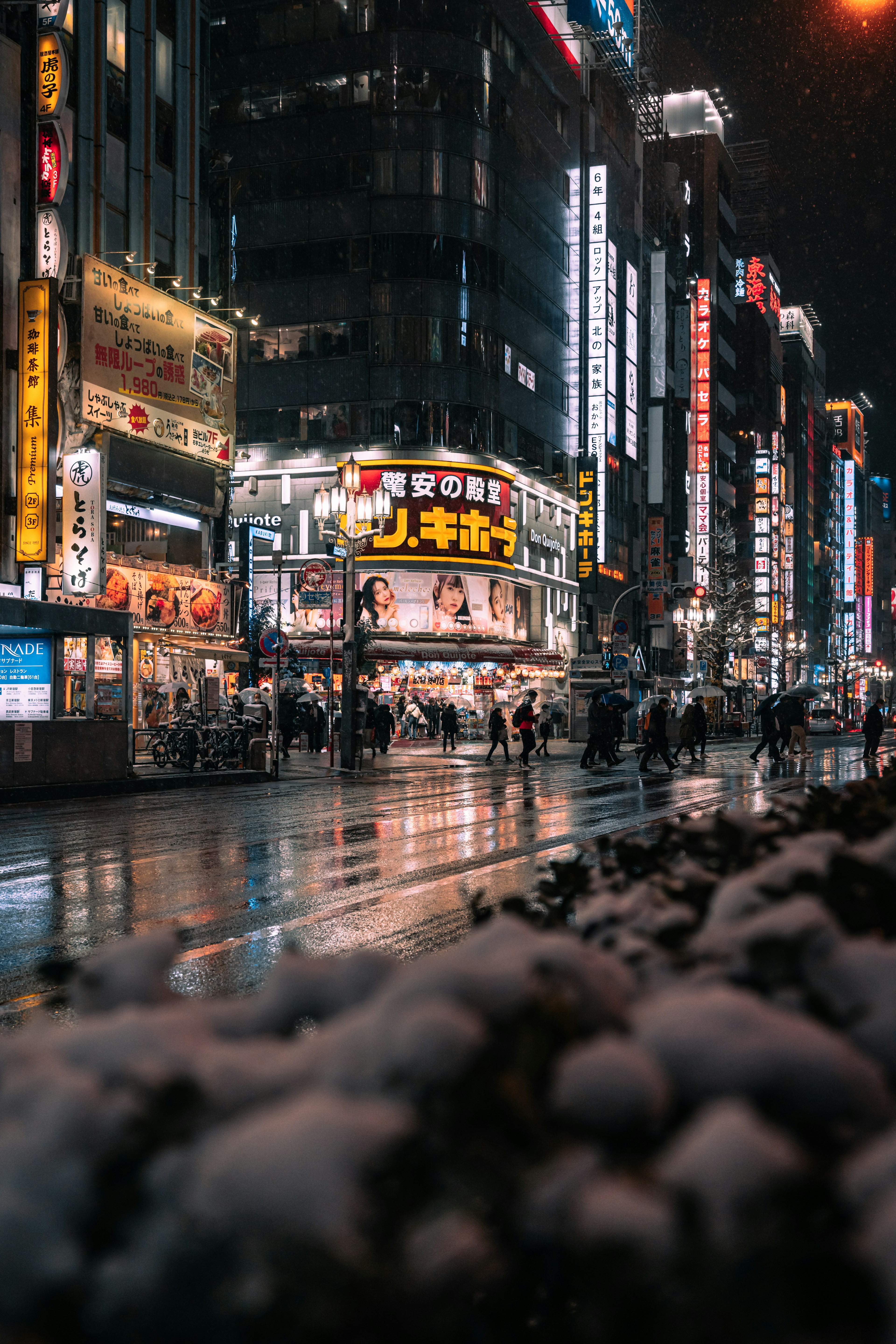 Paesaggio urbano notturno con insegne al neon e strade bagnate