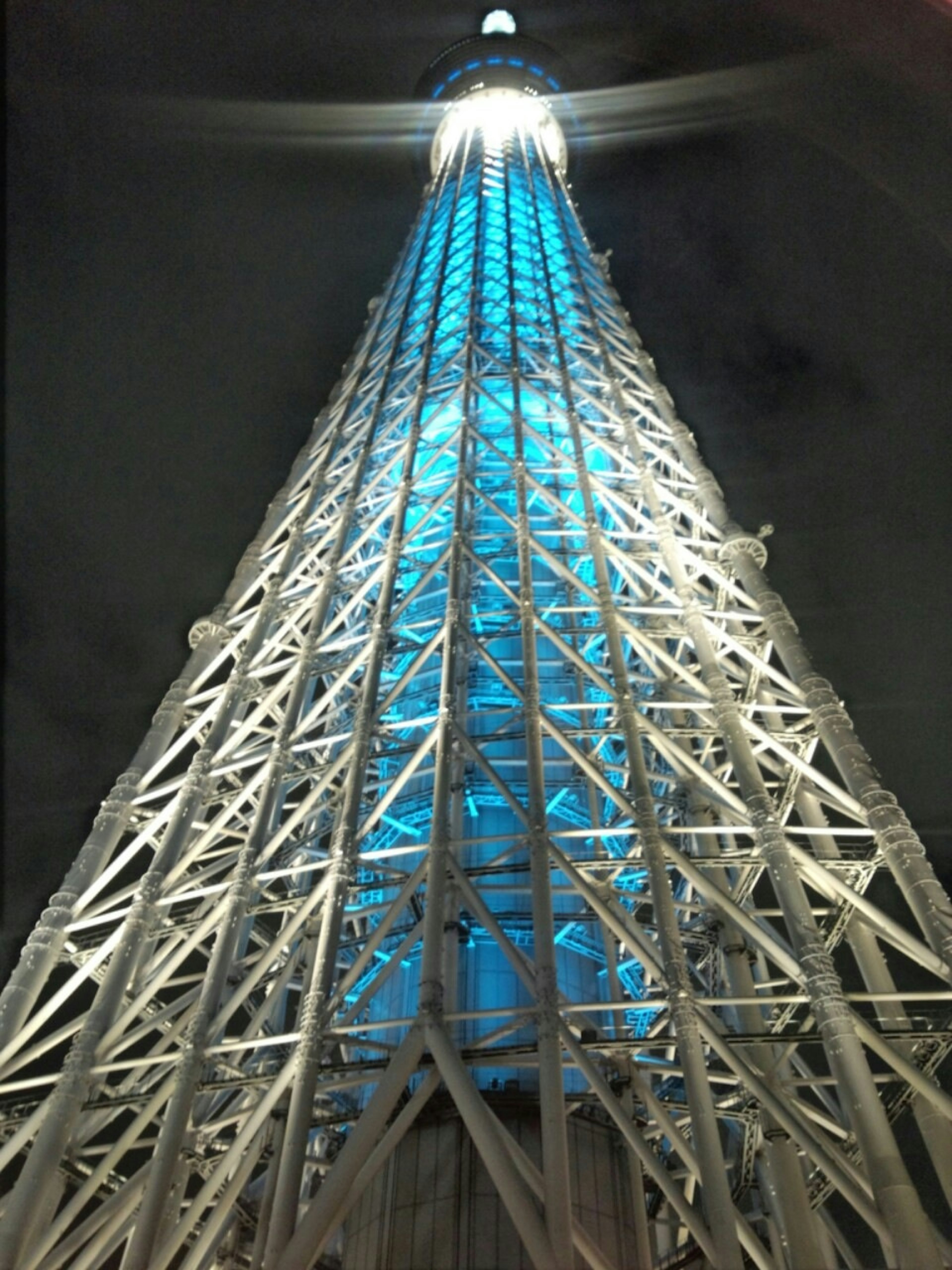 東京スカイツリーの夜景、青い光が点灯した塔の下からの視点