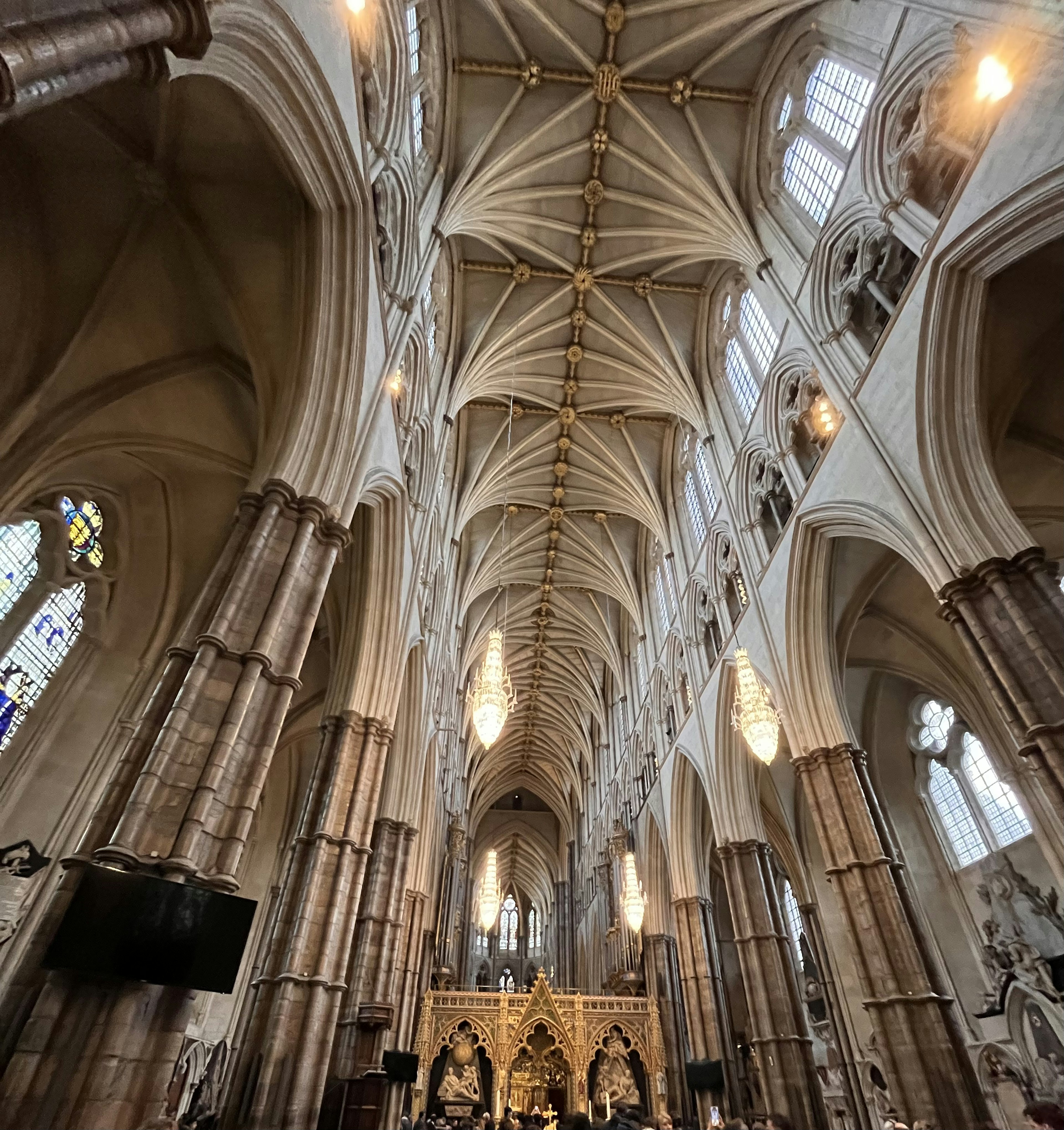 Interior gereja gotik yang megah dengan langit-langit berkubah