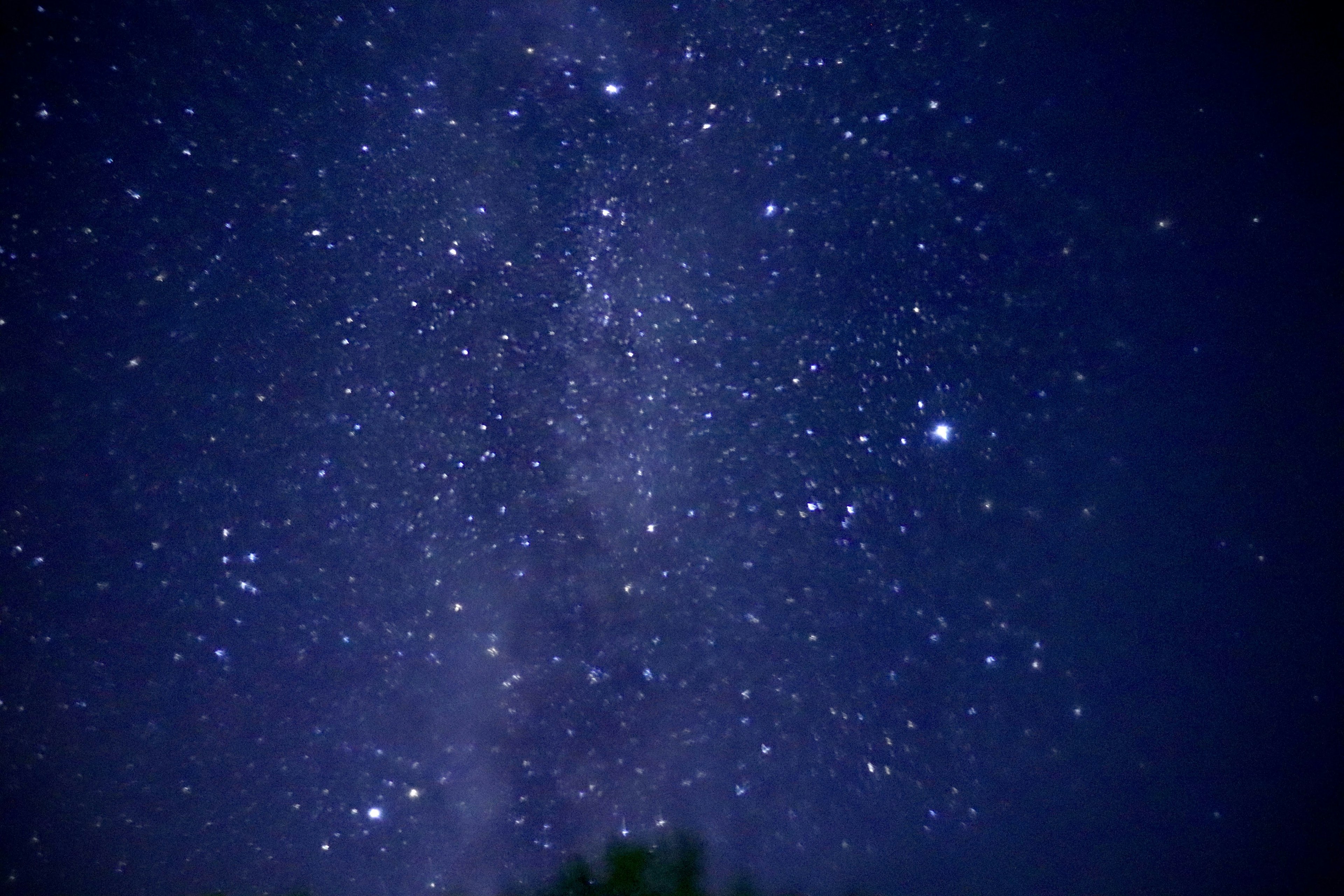 Vue magnifique du ciel nocturne rempli d'innombrables étoiles et de la lueur de la galaxie