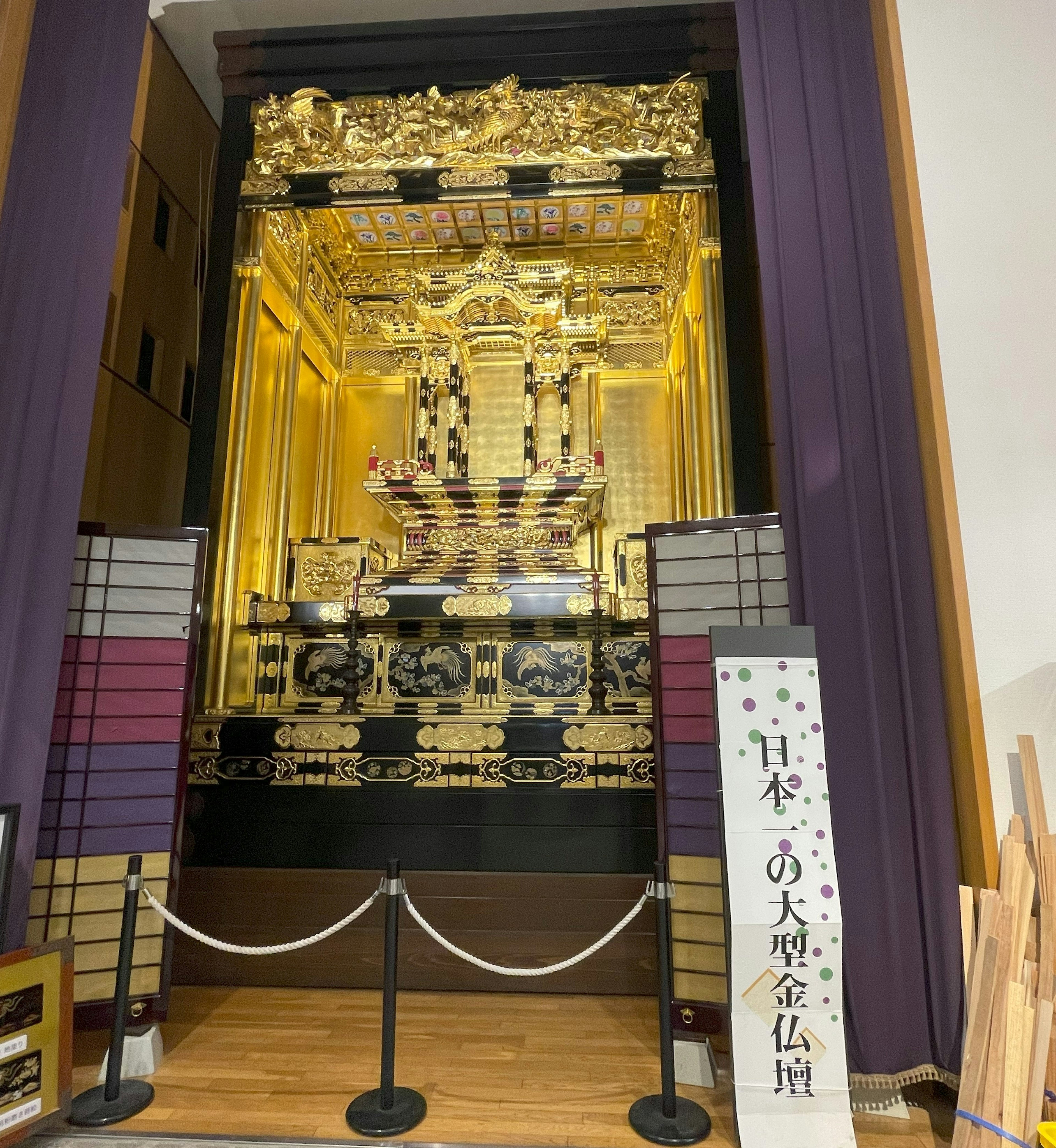 Vista interior que presenta un altar dorado ornamentado con decoraciones intrincadas y un hermoso diseño