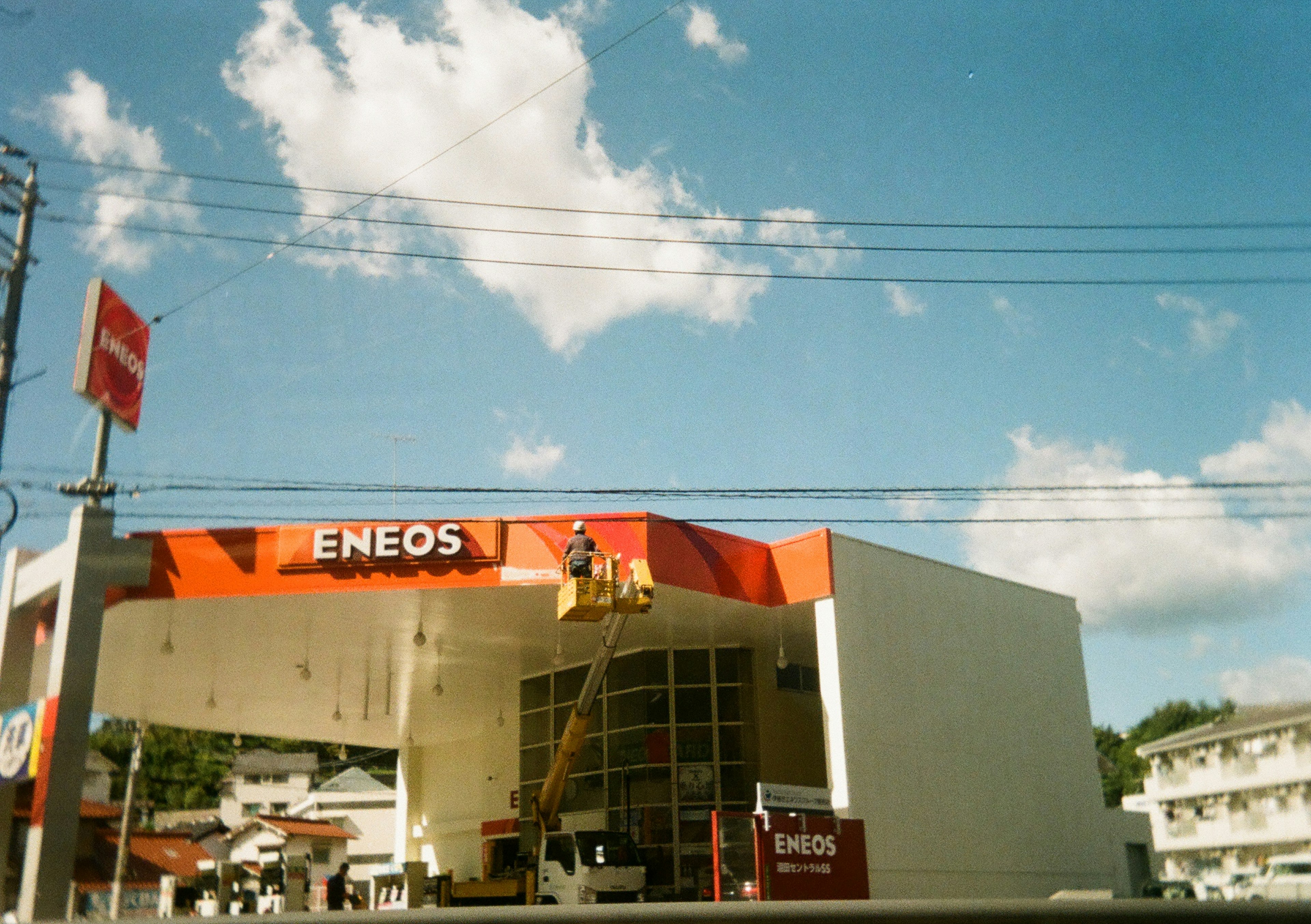 Außenansicht der ENEOS-Tankstelle vor blauem Himmel