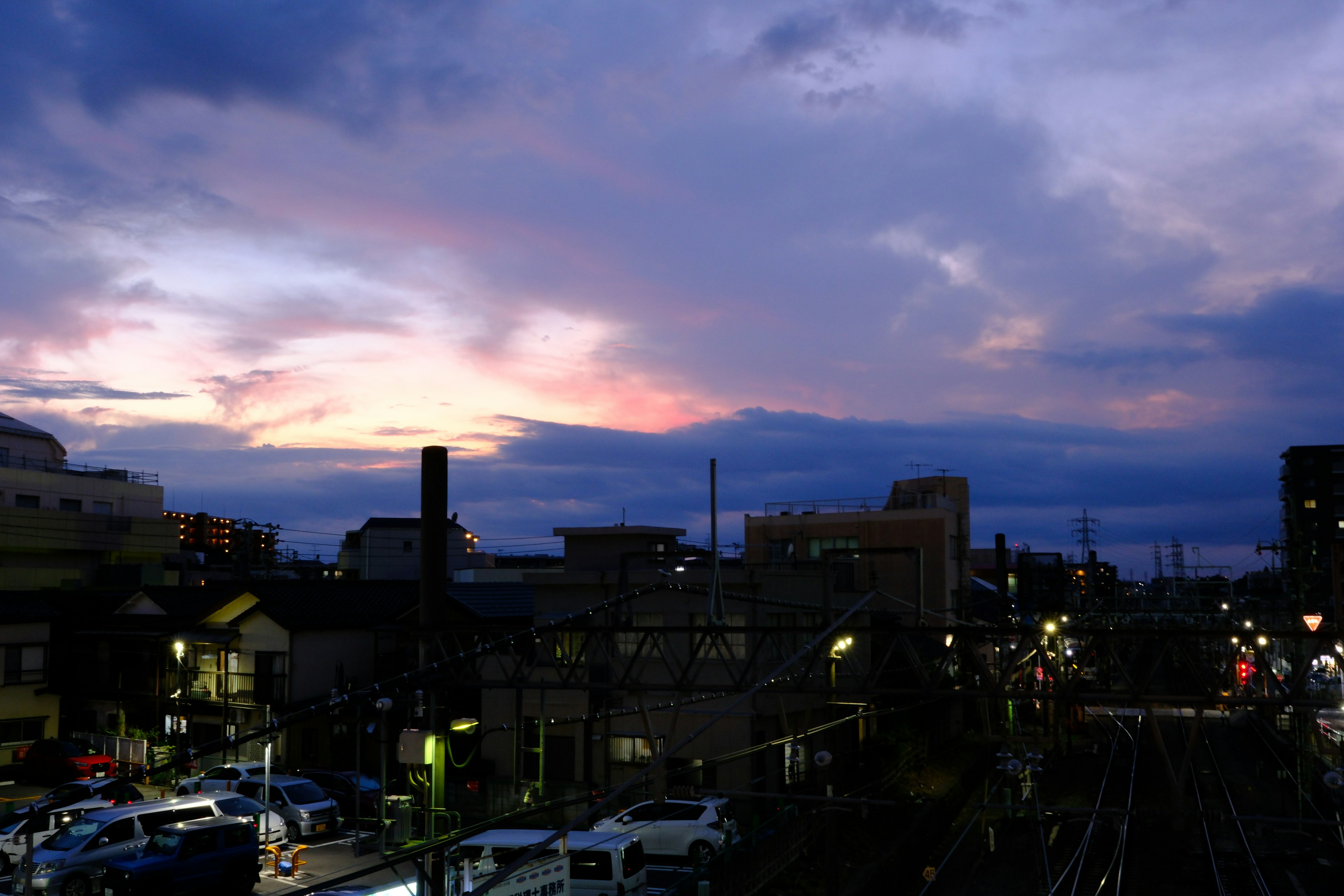 夕暮れ時の街並みと色彩豊かな空の風景