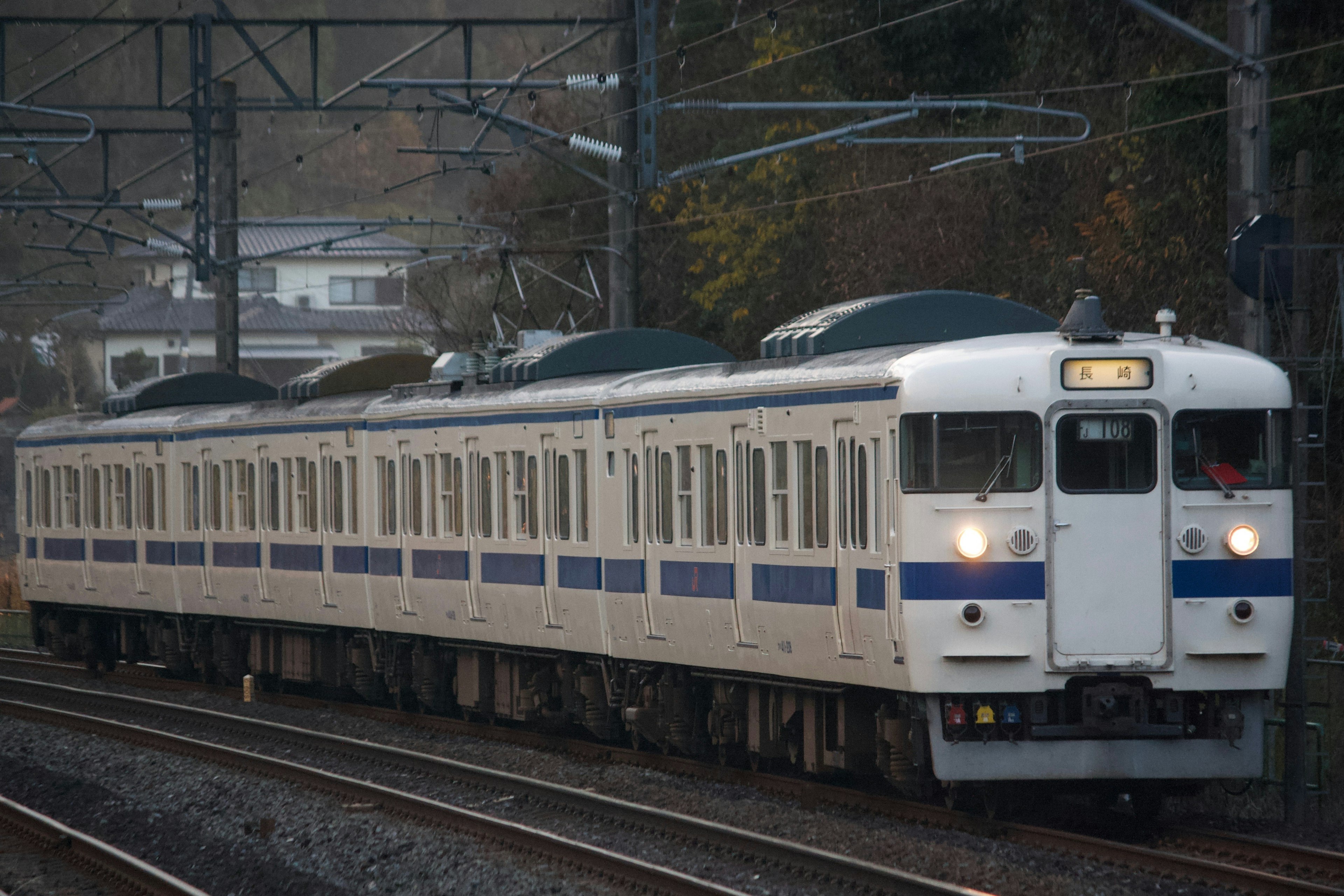 青と白の電車が線路を走る風景