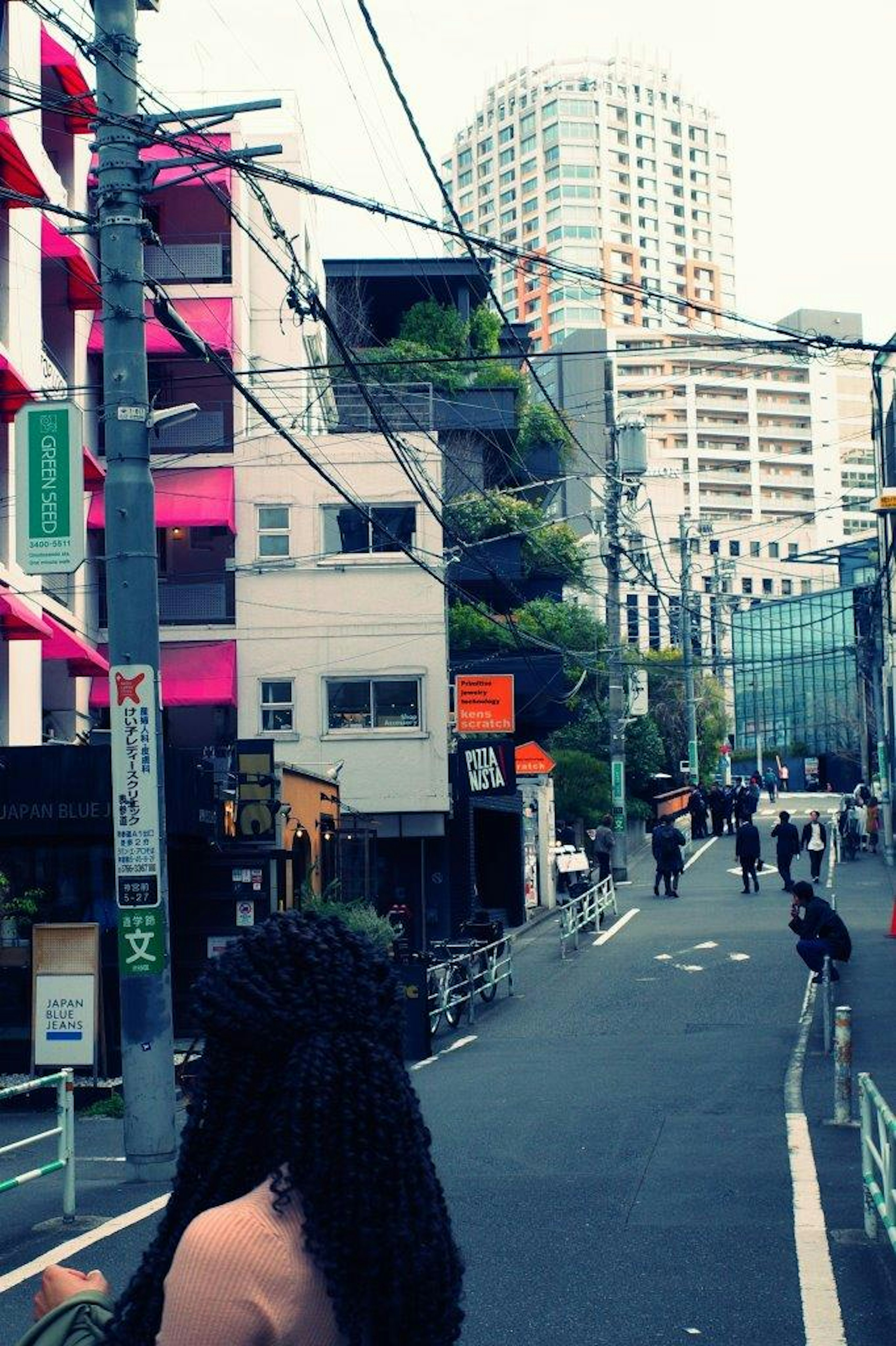 東京の街並みと高層ビルが見える通りの風景