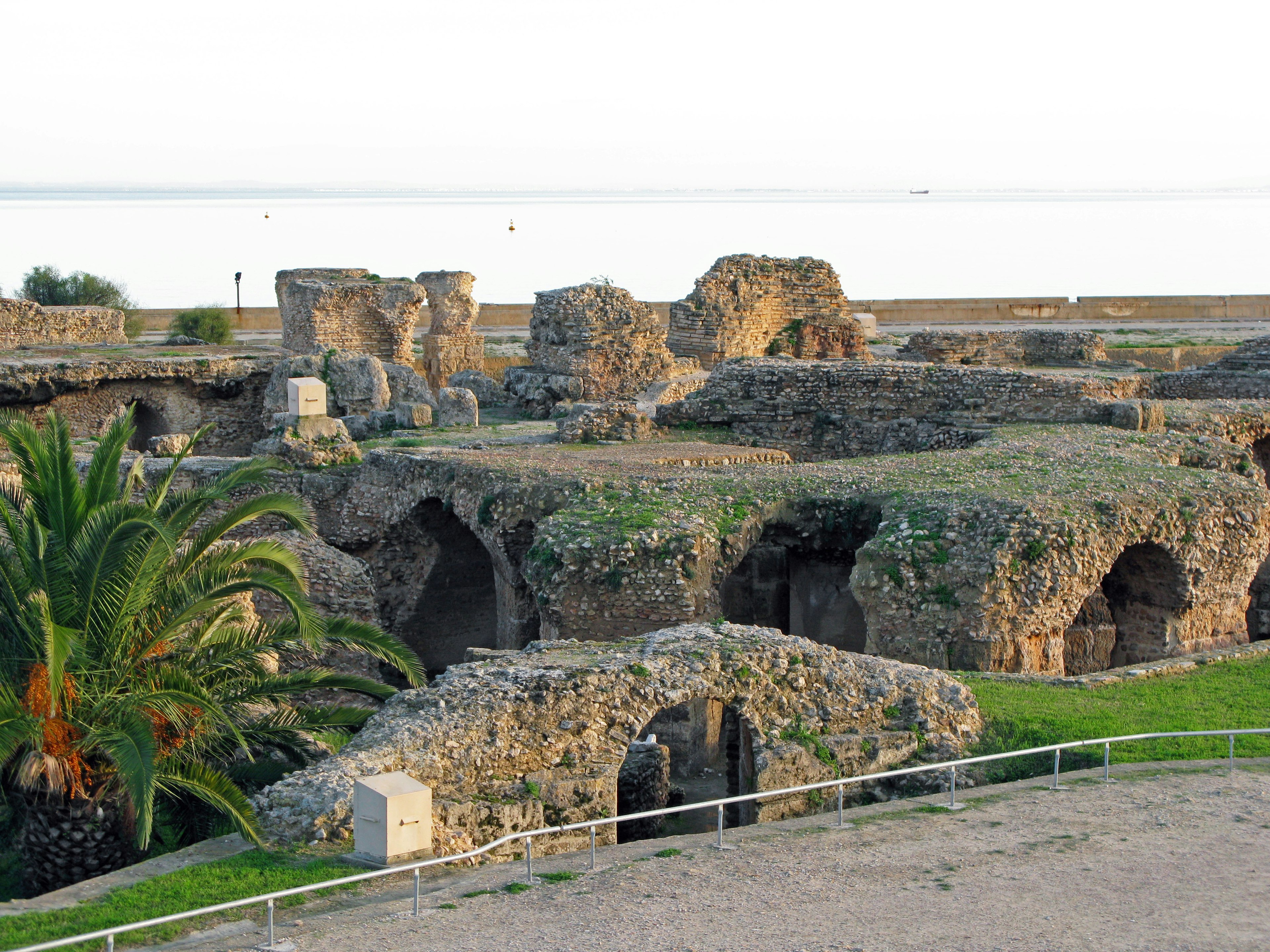 Paysage avec des ruines anciennes et des palmiers verts