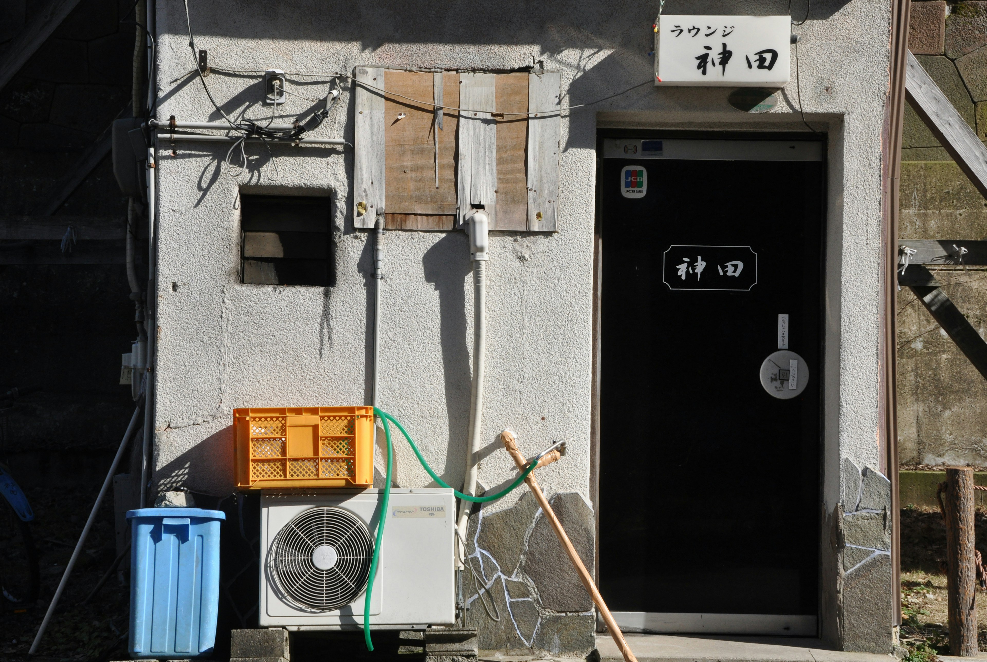 古い建物のトイレの入り口と周囲のアイテム