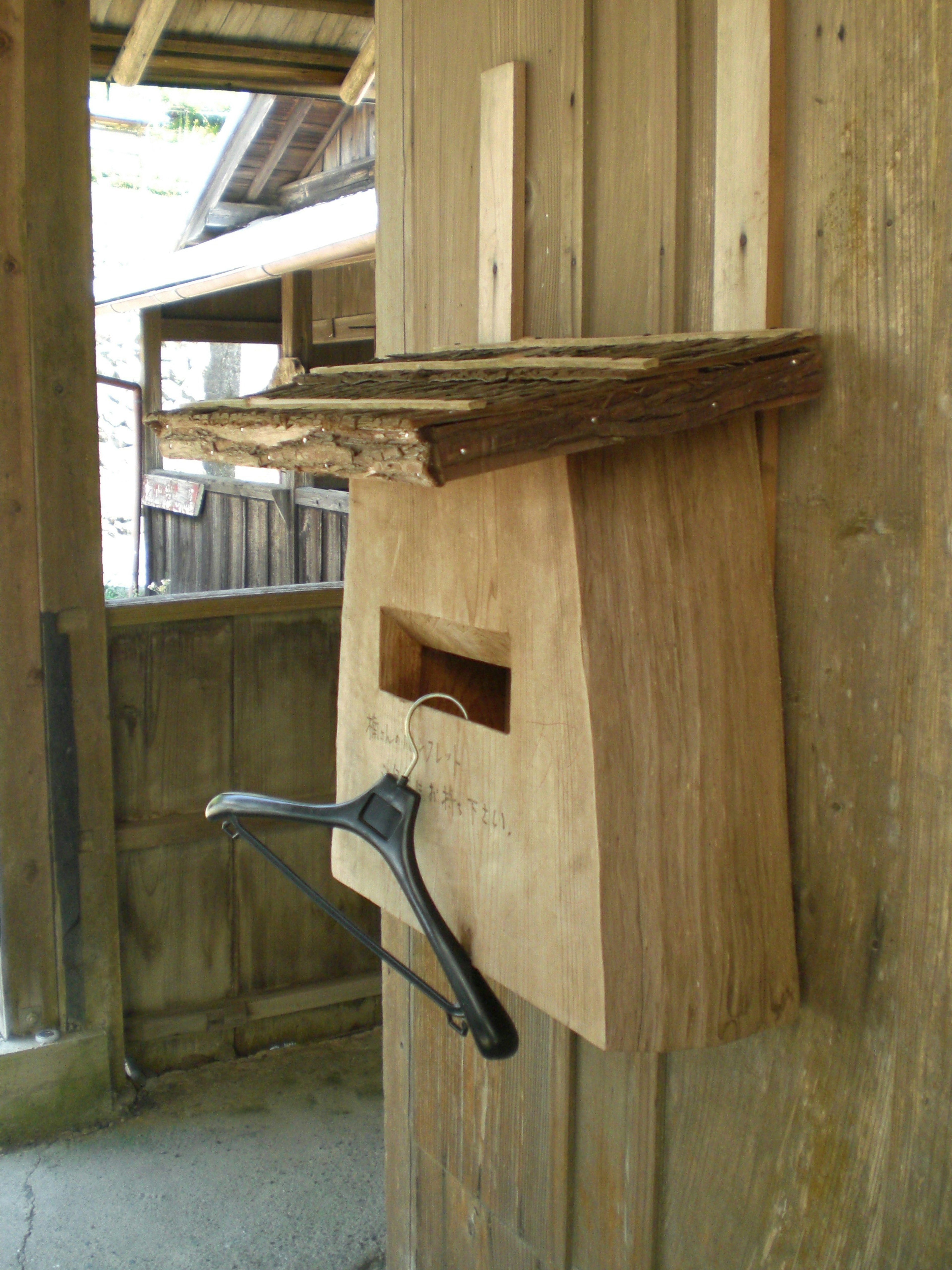 Boîte aux lettres en bois faite à la main fixée à un mur