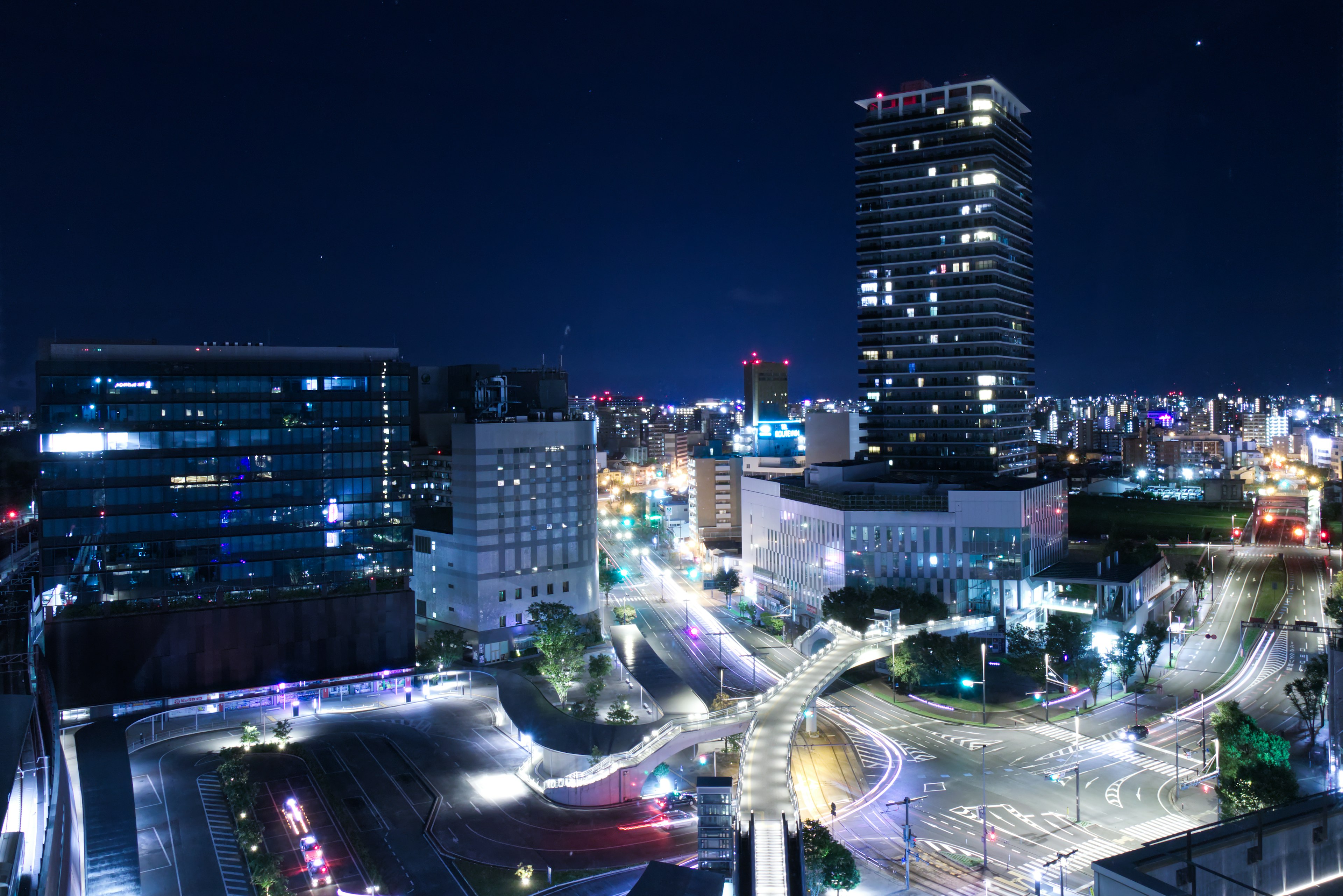 Paysage urbain nocturne avec des gratte-ciels et des lampadaires lumineux