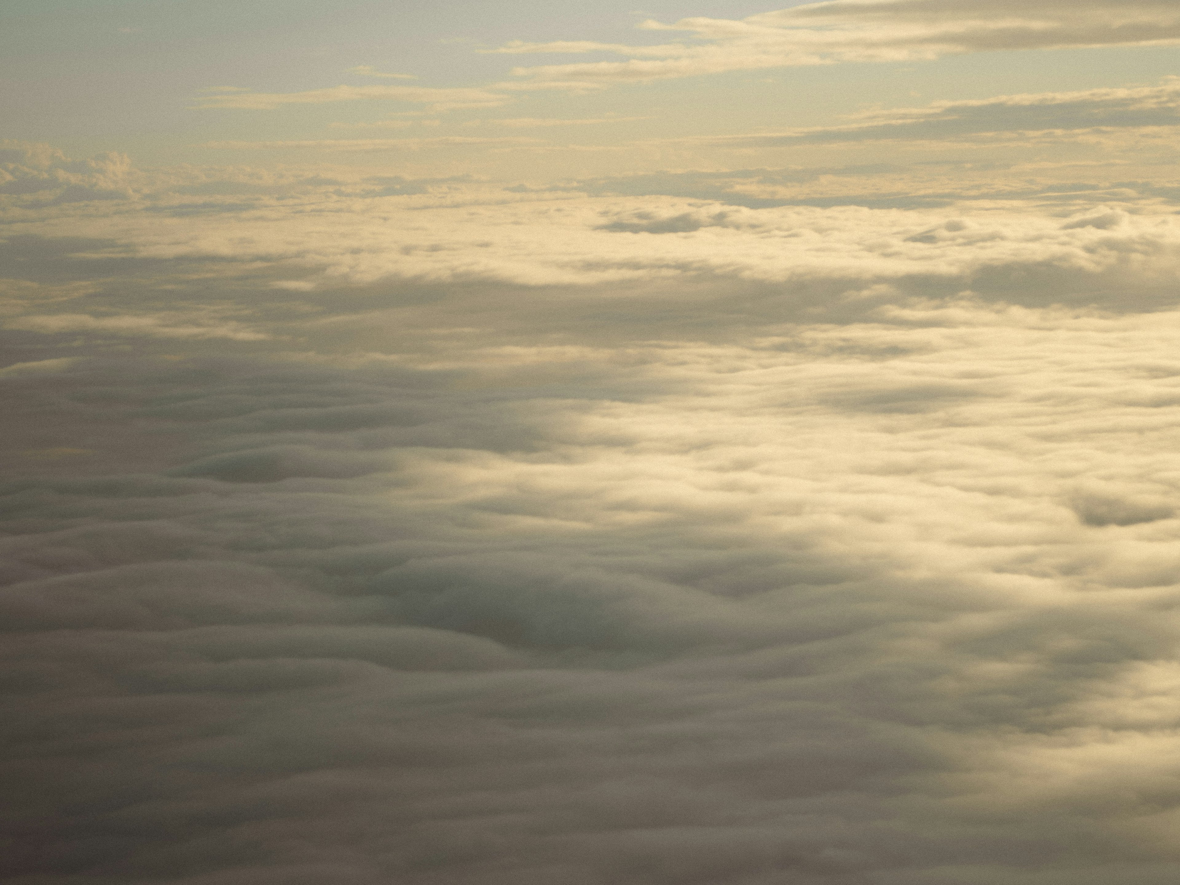 Nubes suaves que se extienden por el cielo vistas desde arriba