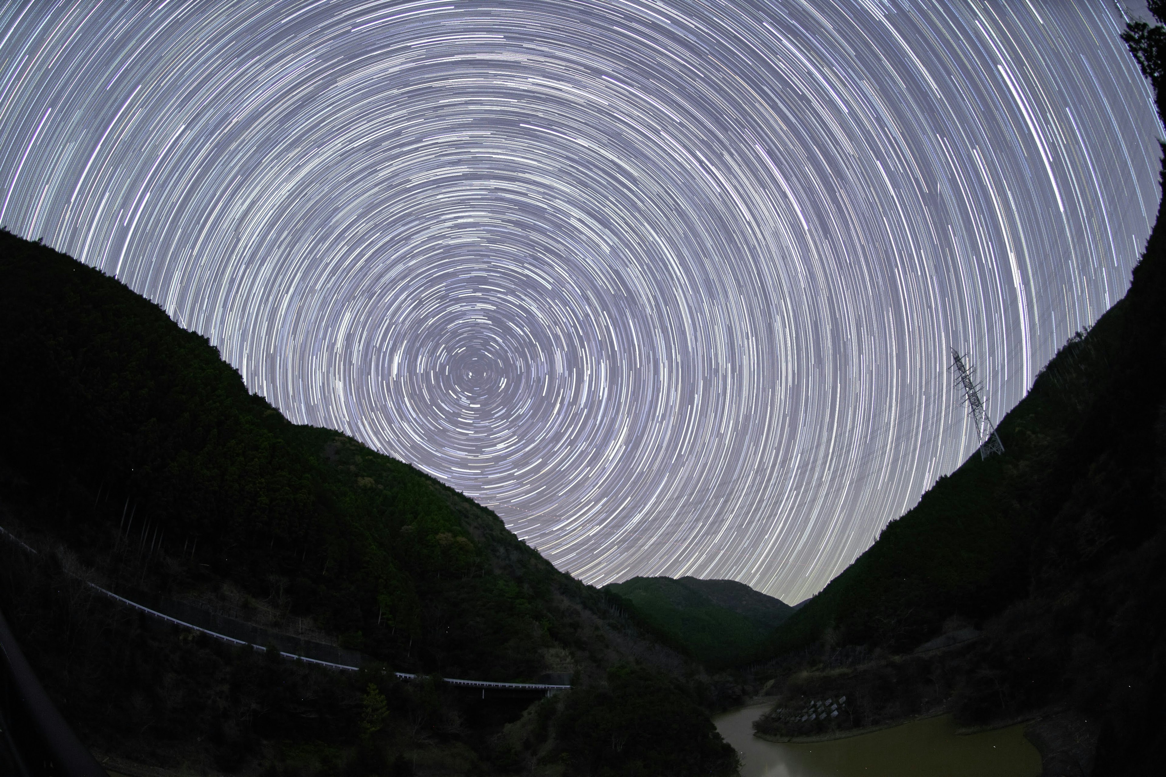 长时间曝光照片显示星轨星星在天空中的圆周运动