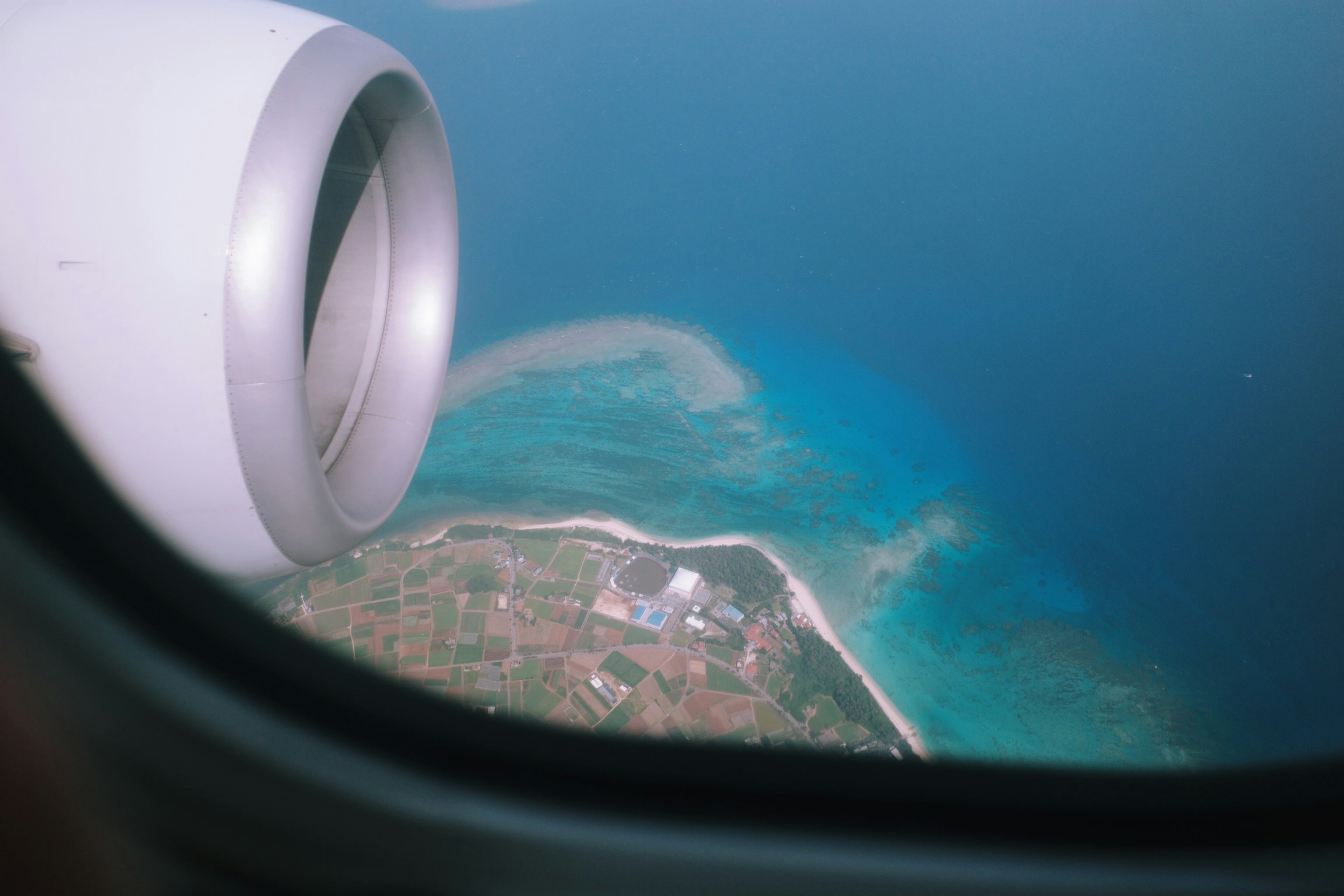 Vue de l'océan et d'une île depuis une fenêtre d'avion