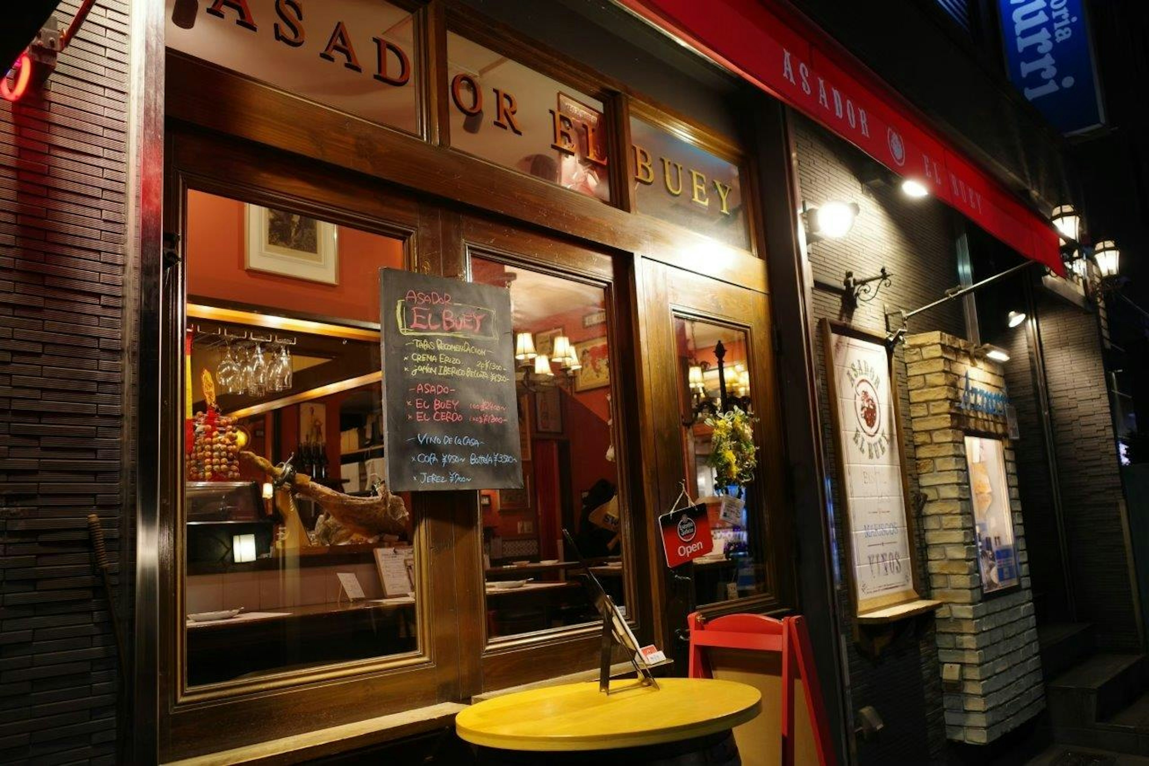 Esterno di un bar con illuminazione calda e insegne colorate