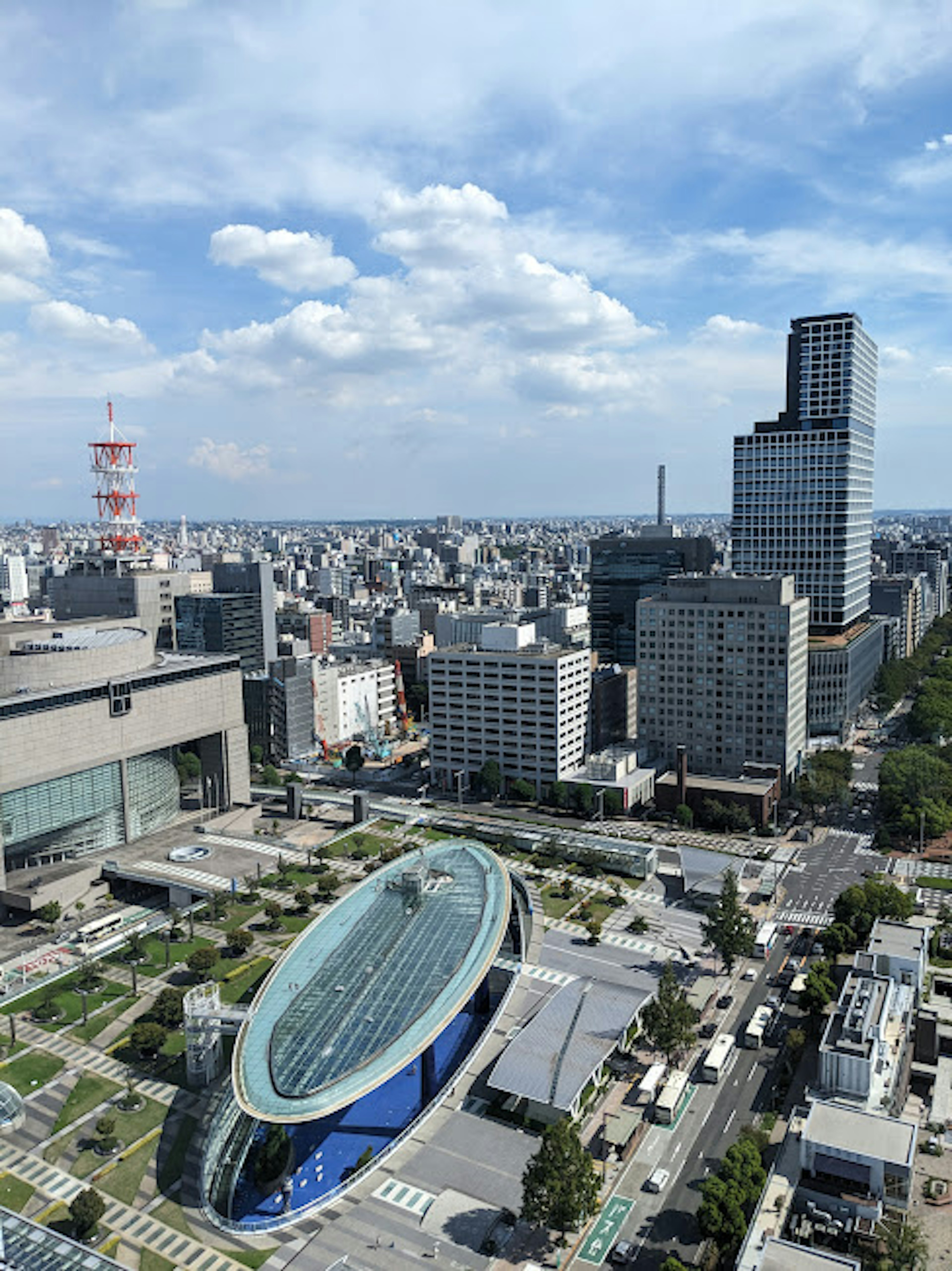 Vue aérienne de Tokyo montrant des bâtiments modernes et des espaces verts