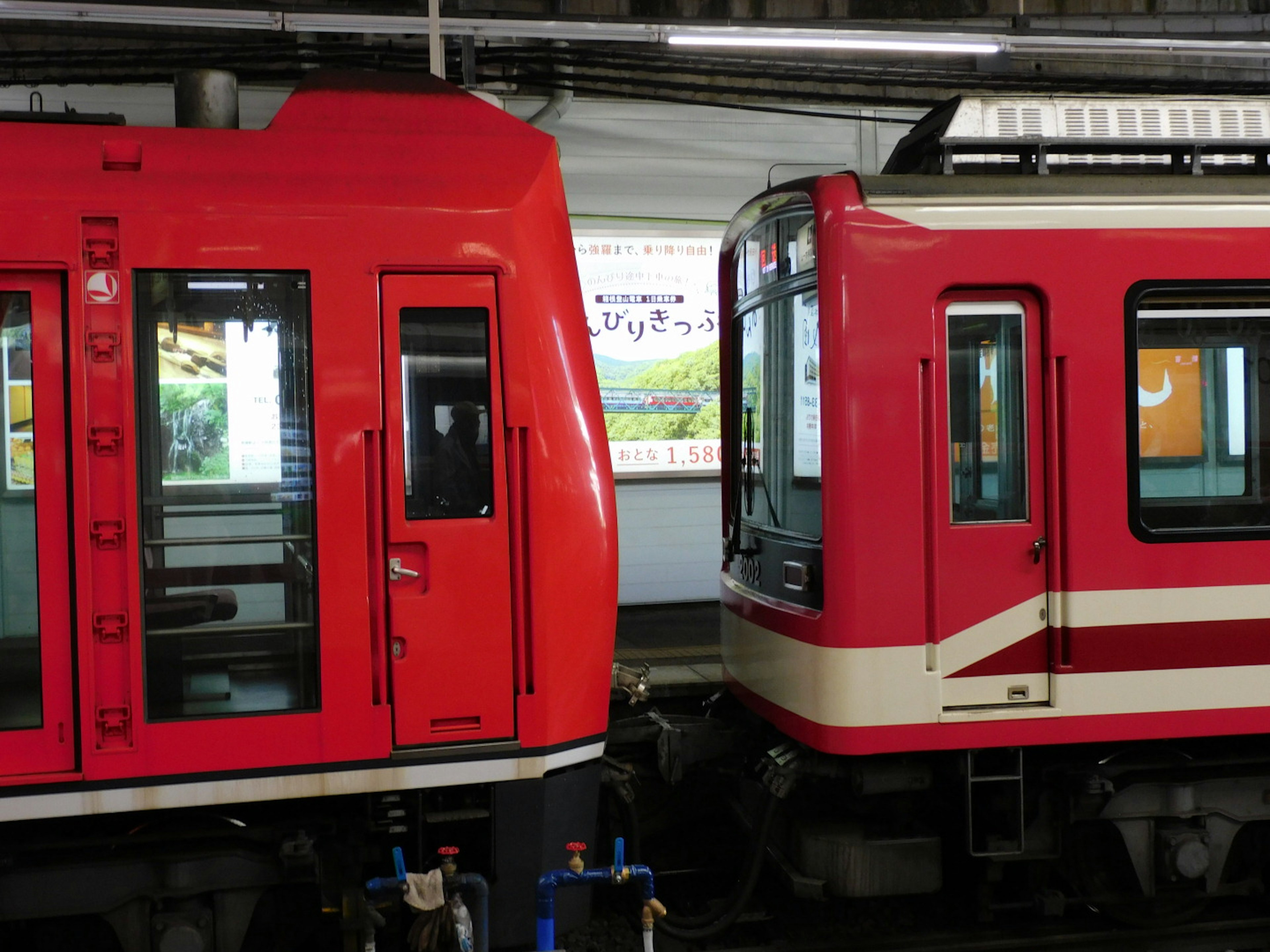 Due treni rossi affiancati in una stazione