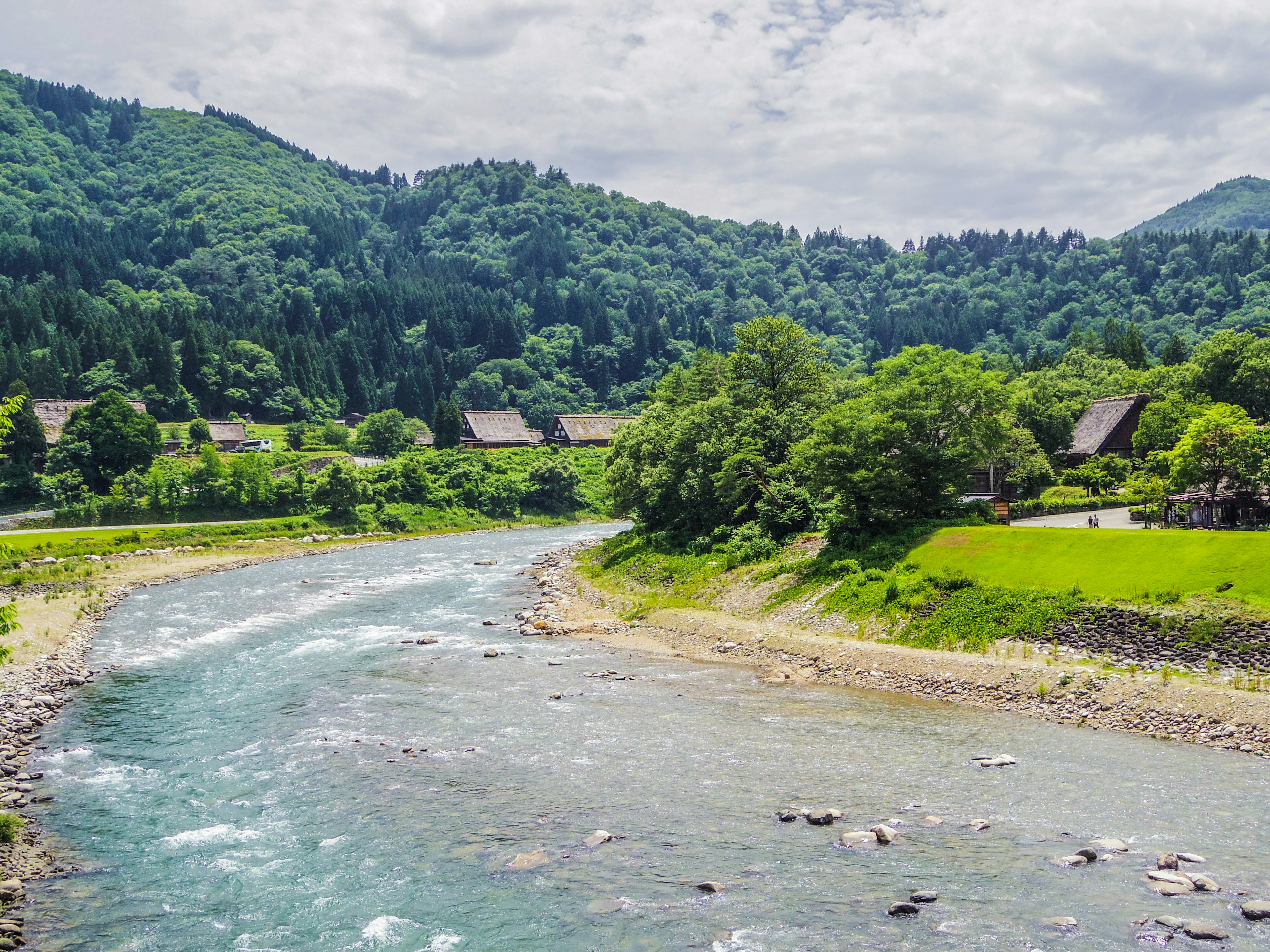 Malersicher Blick auf einen Fluss, umgeben von grünen Bergen