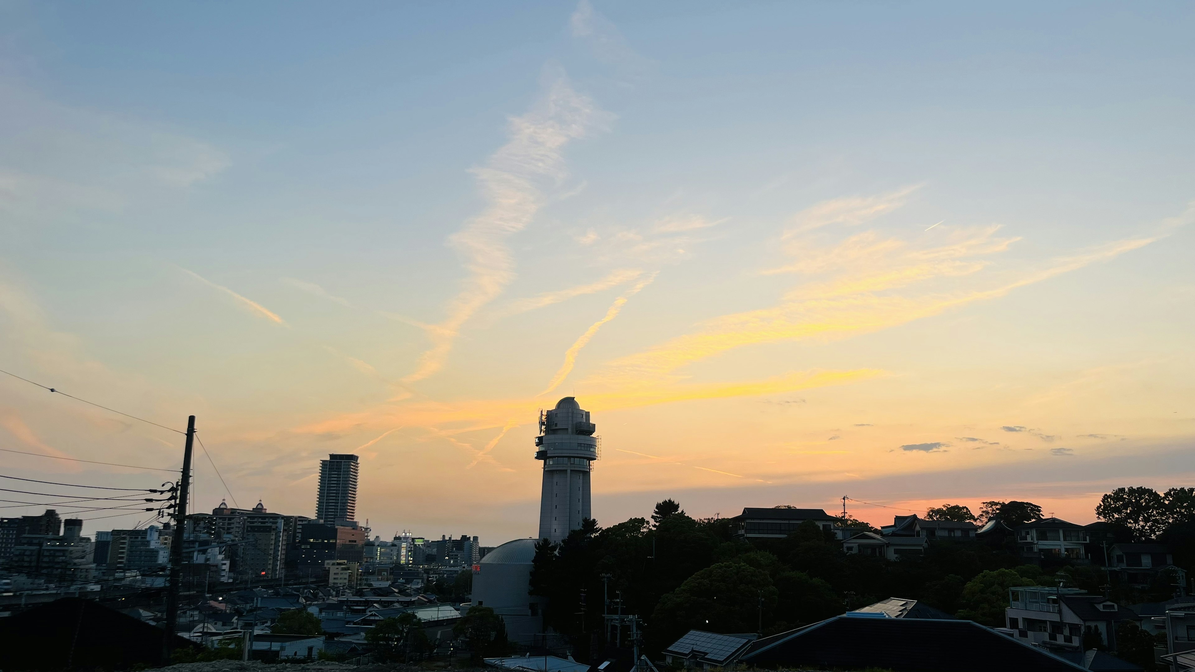 夕焼けの空と都市の景色が広がる風景