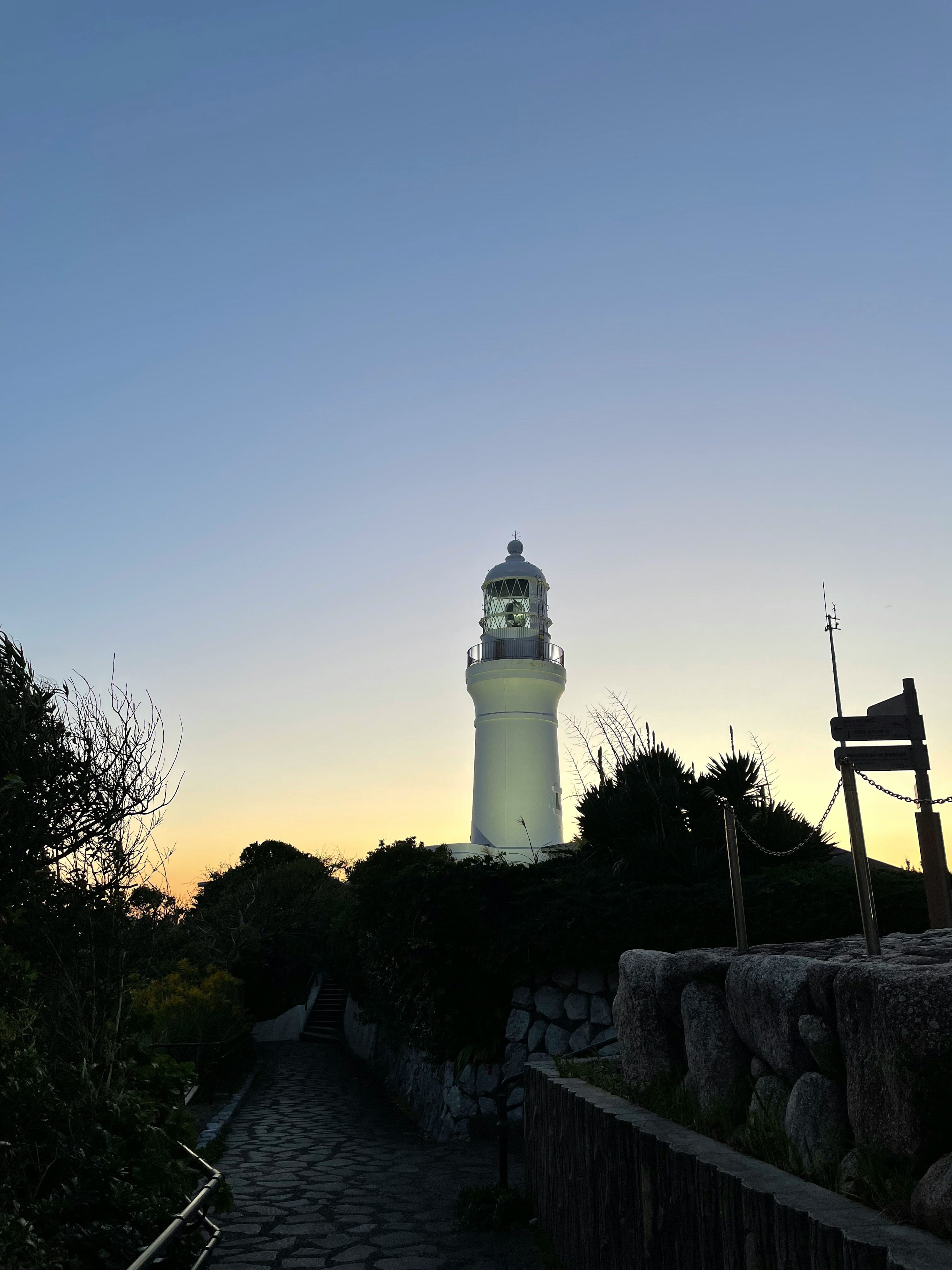 Silhouette eines Leuchtturms vor einem Dämmerungshimmel