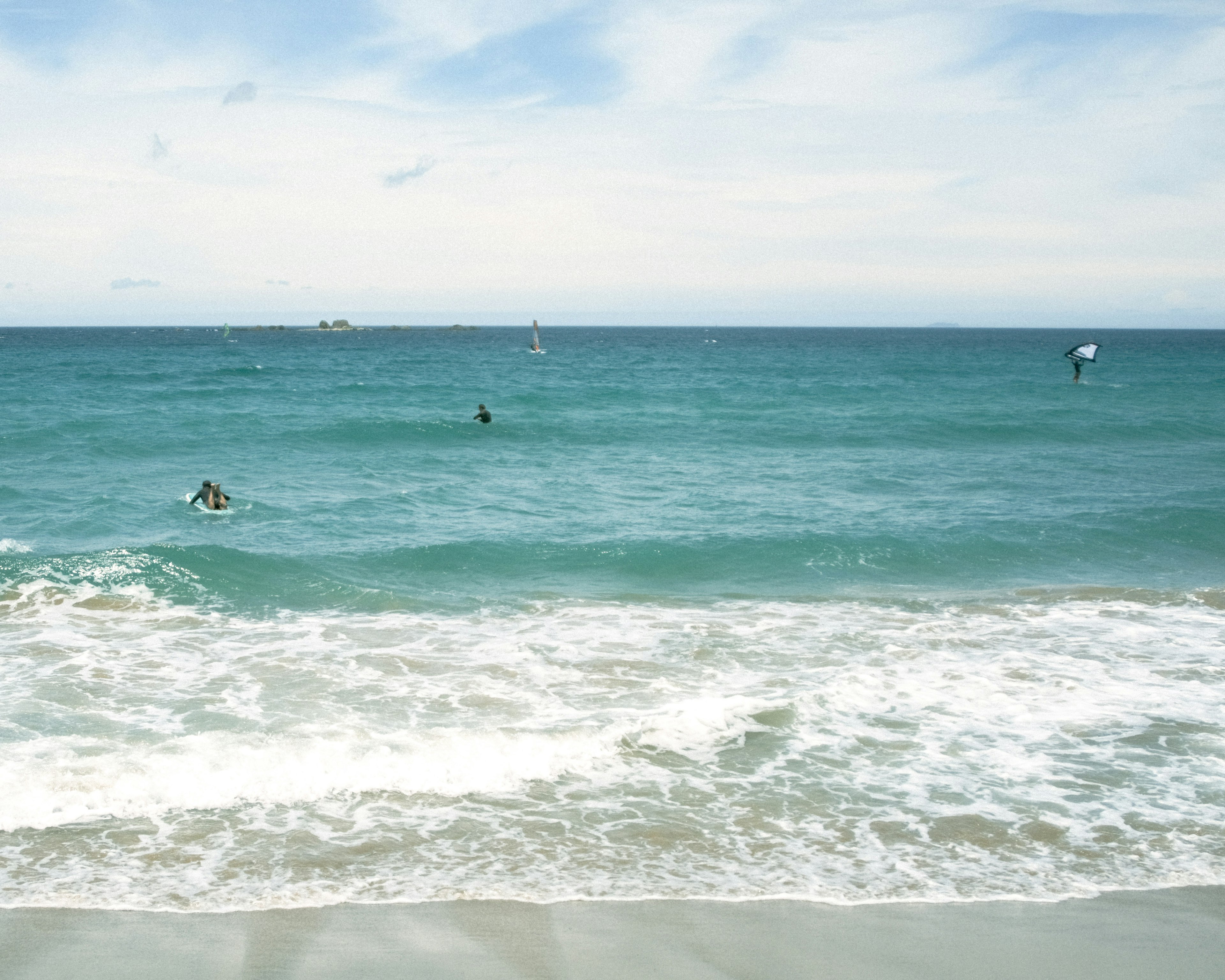 Malerscher Strandblick mit blauem Ozean und Wellen