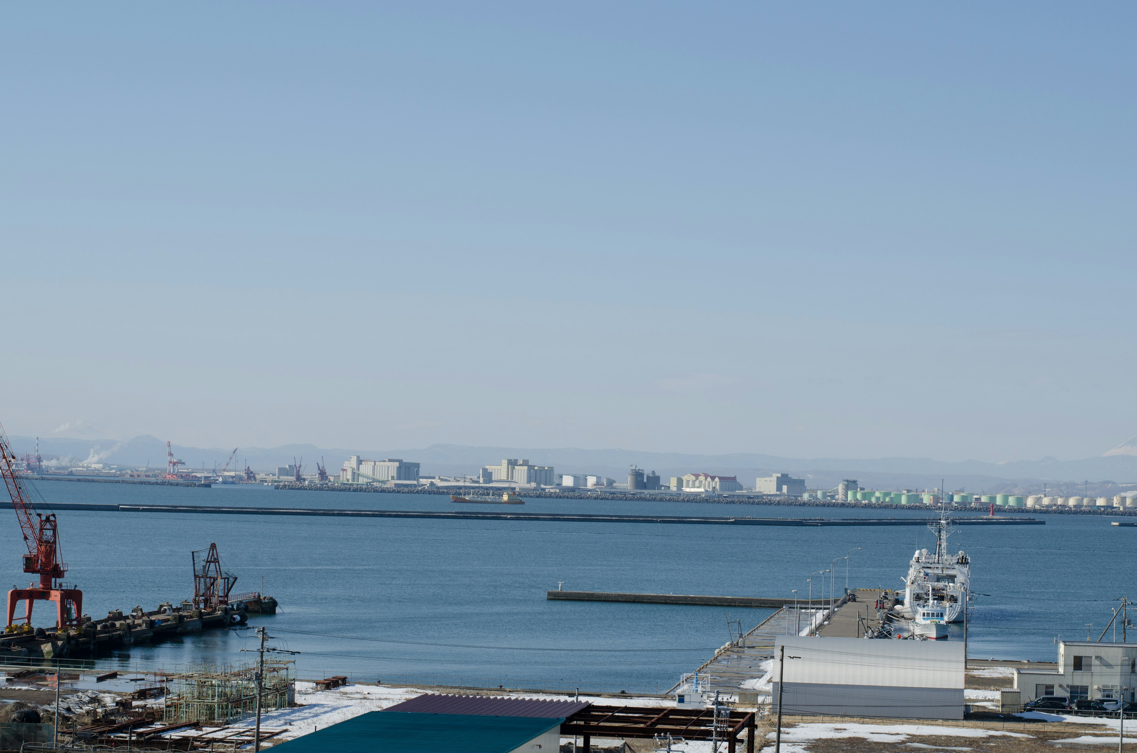 Hafenansicht mit blauem Himmel und ruhiger See