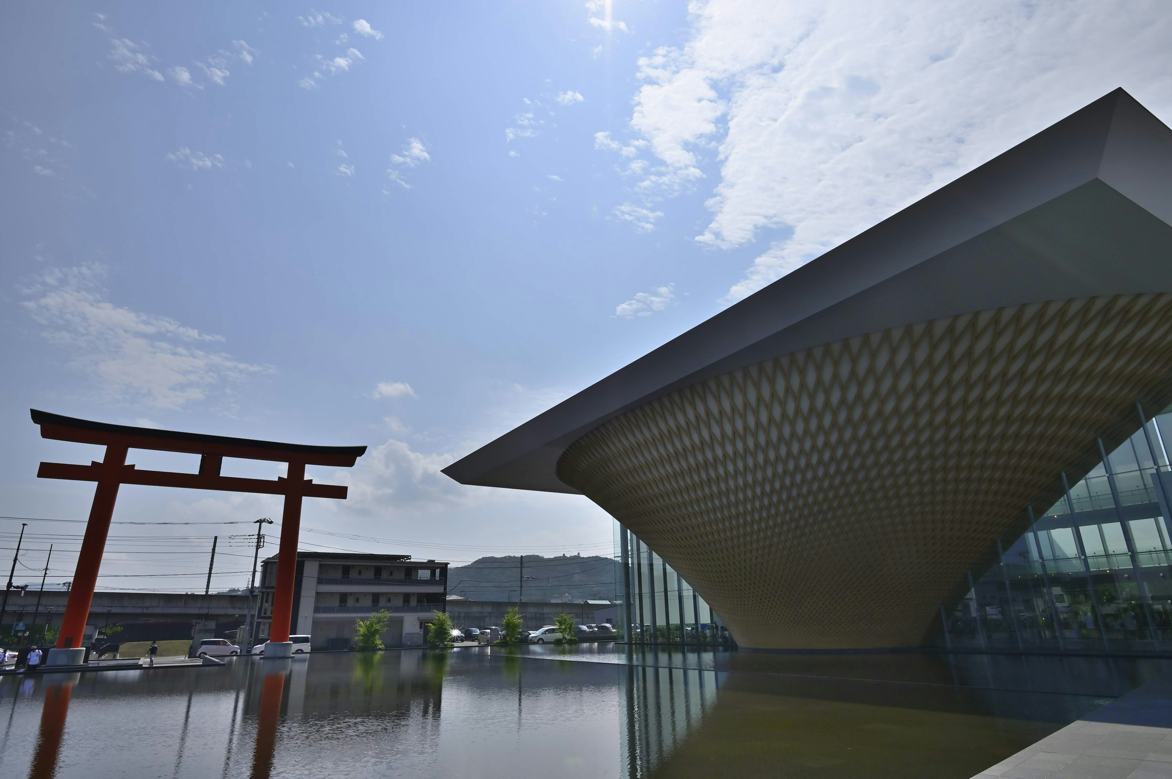 美しい青空の下にある近代的な建物と鳥居