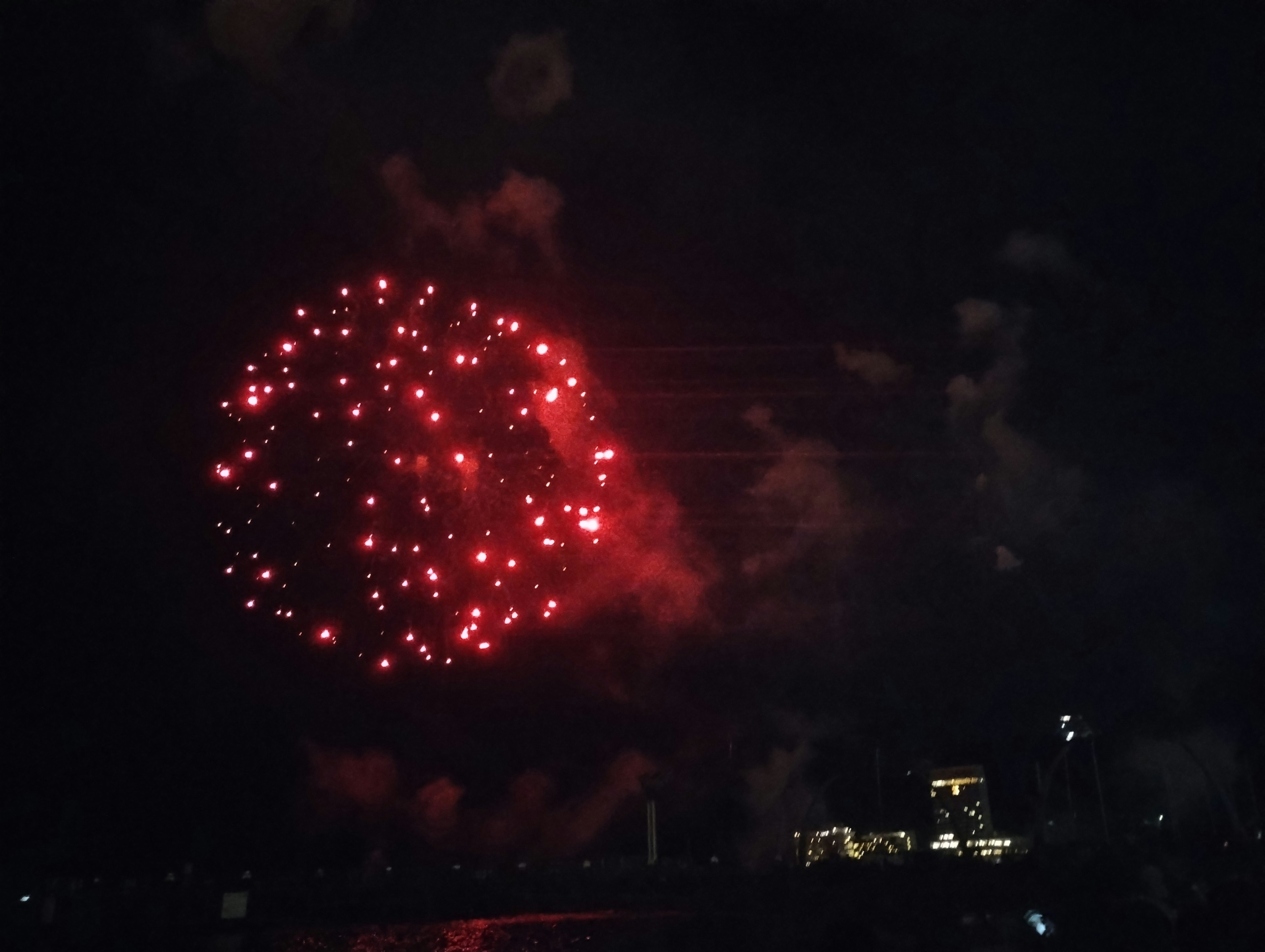 Fuego artificial rojo brillante en el cielo nocturno