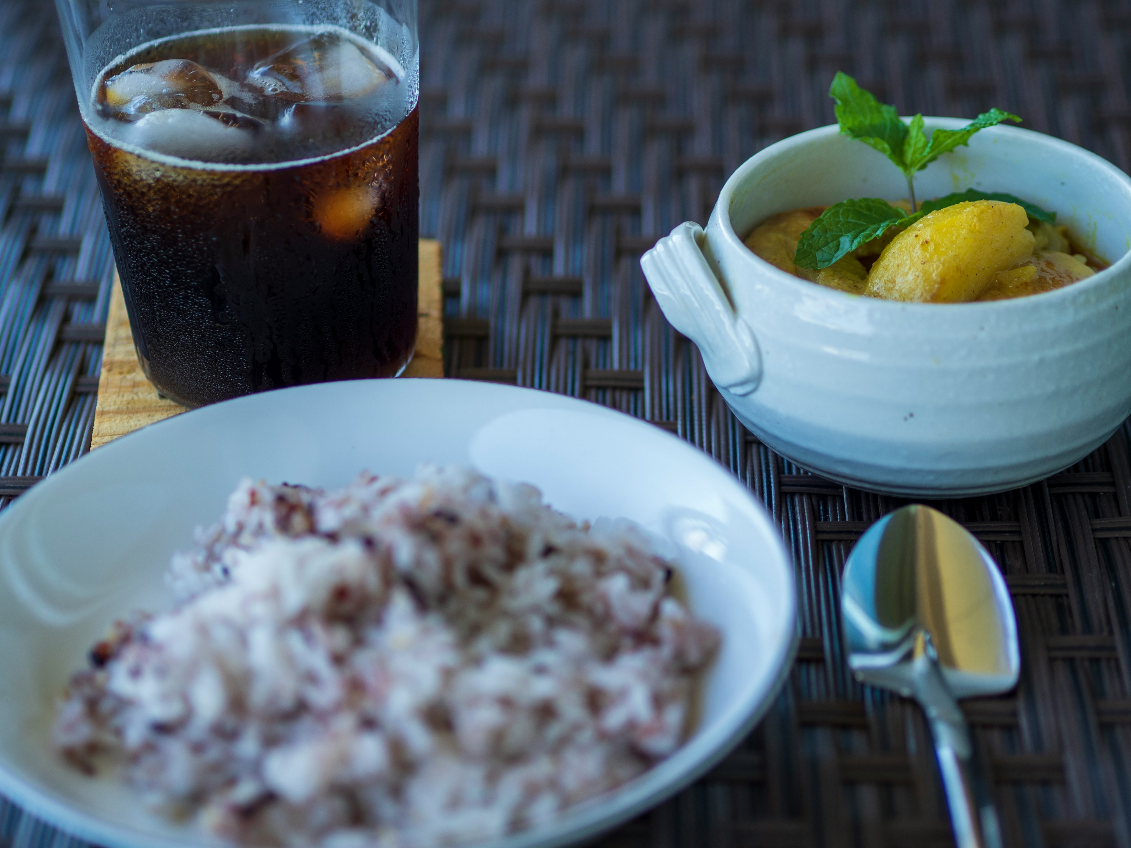 Ein Tisch mit schwarzem Reis und Dessert