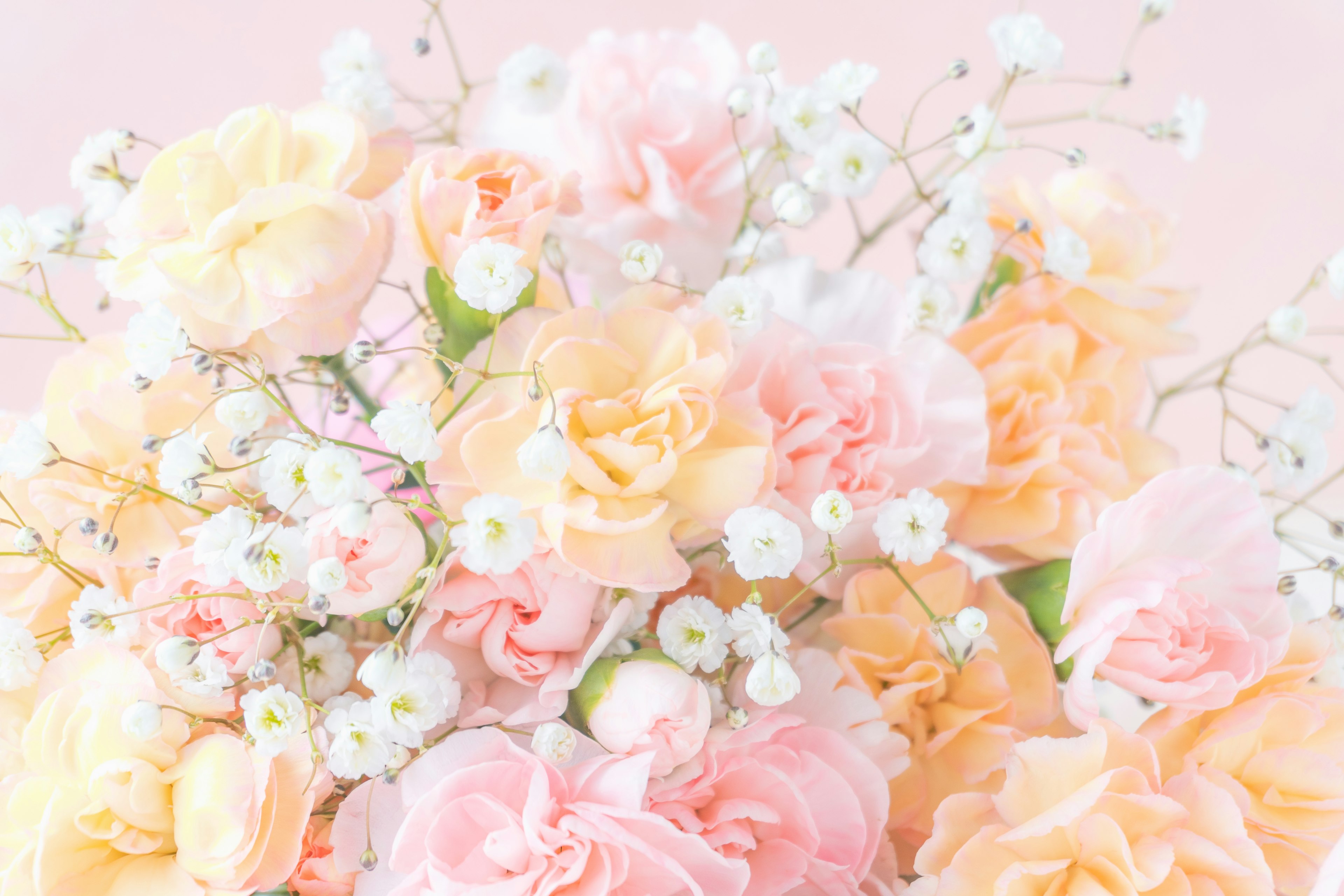 Hermoso arreglo de flores rosa y naranja suave con delicados gypsophila