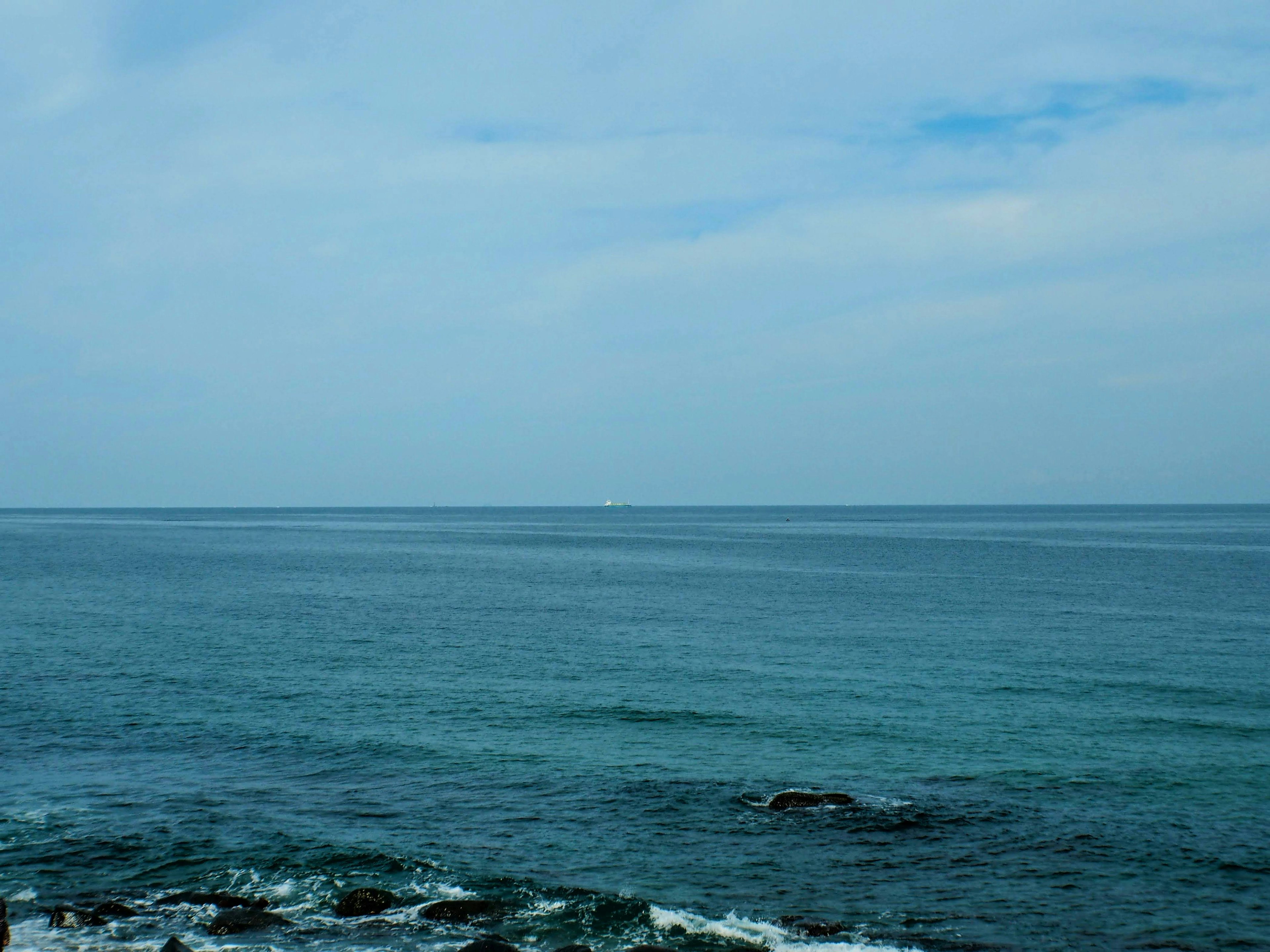 Vista ampia di un oceano e cielo blu